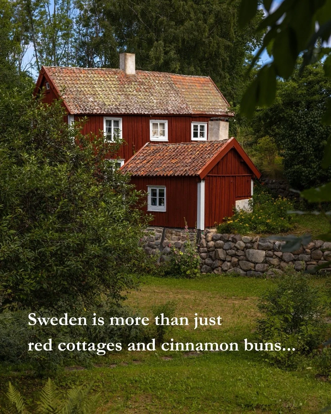 Sweden is often reduced to a few familiar images like red cottages and cinnamon buns.

And while I completely love that side of Sweden, it is only a tiny part of the story.

Sweden is also 30,000+ remote islands outside Stockholm.
Peaceful fishing vi