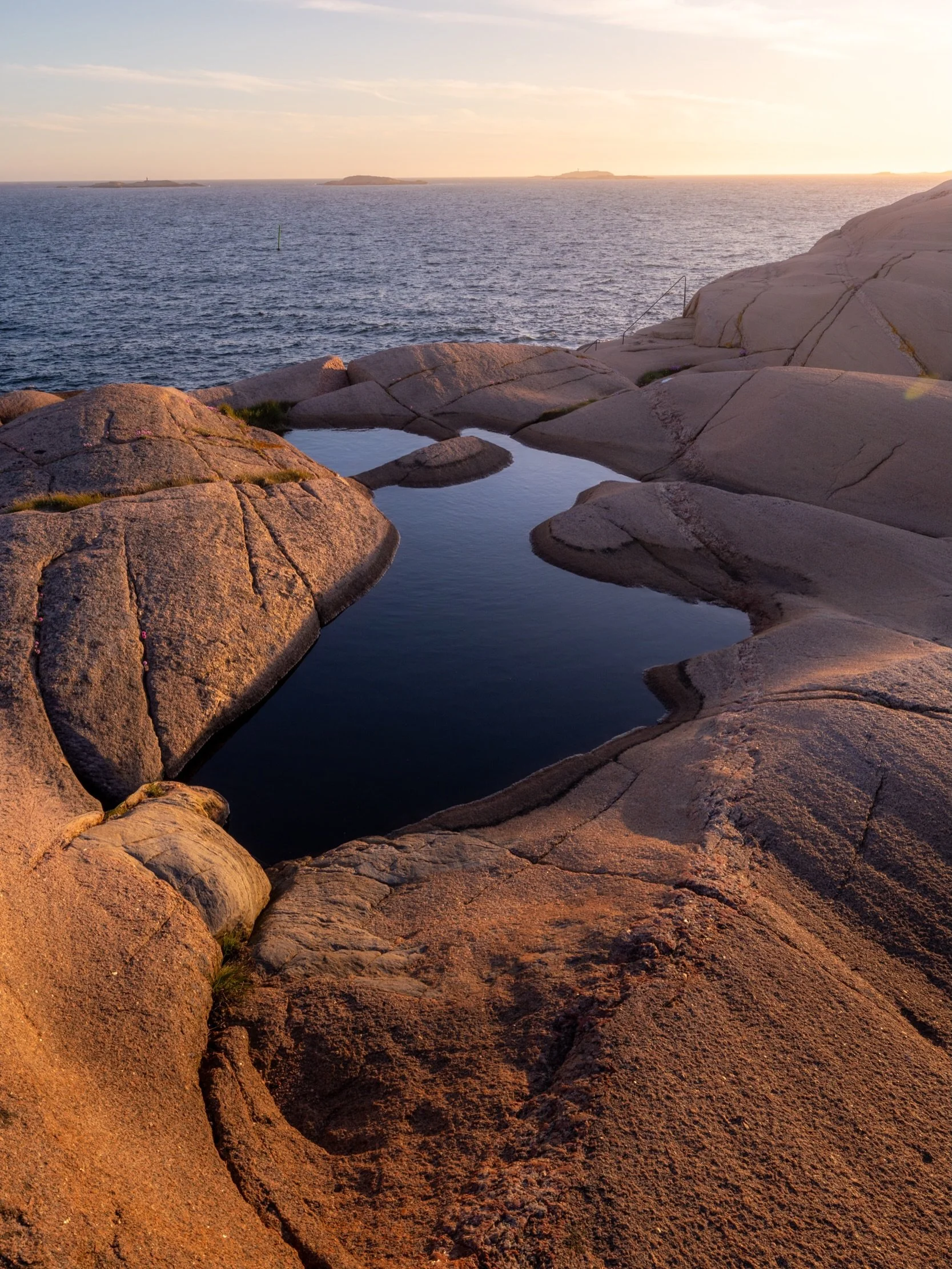 The Swedish West Coast never disappoints 🌊☀️😎👌.

On my Photo Tour along the wild coastline of Bohusl&auml;n, we had really fantastic conditions - atmospheric sunsets, great food and amazing people coming together to capture this gorgeous coast 📸.