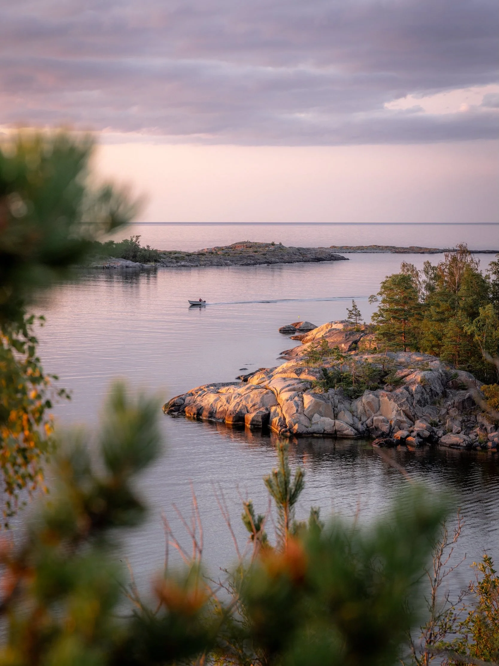 During the couple of days, I have been very busy with moving to our new house, unpacking, organizing - with very little time for social media. 

Now I am back with some memories from one of my absolute favorite areas to explore in summer - Stockholm&