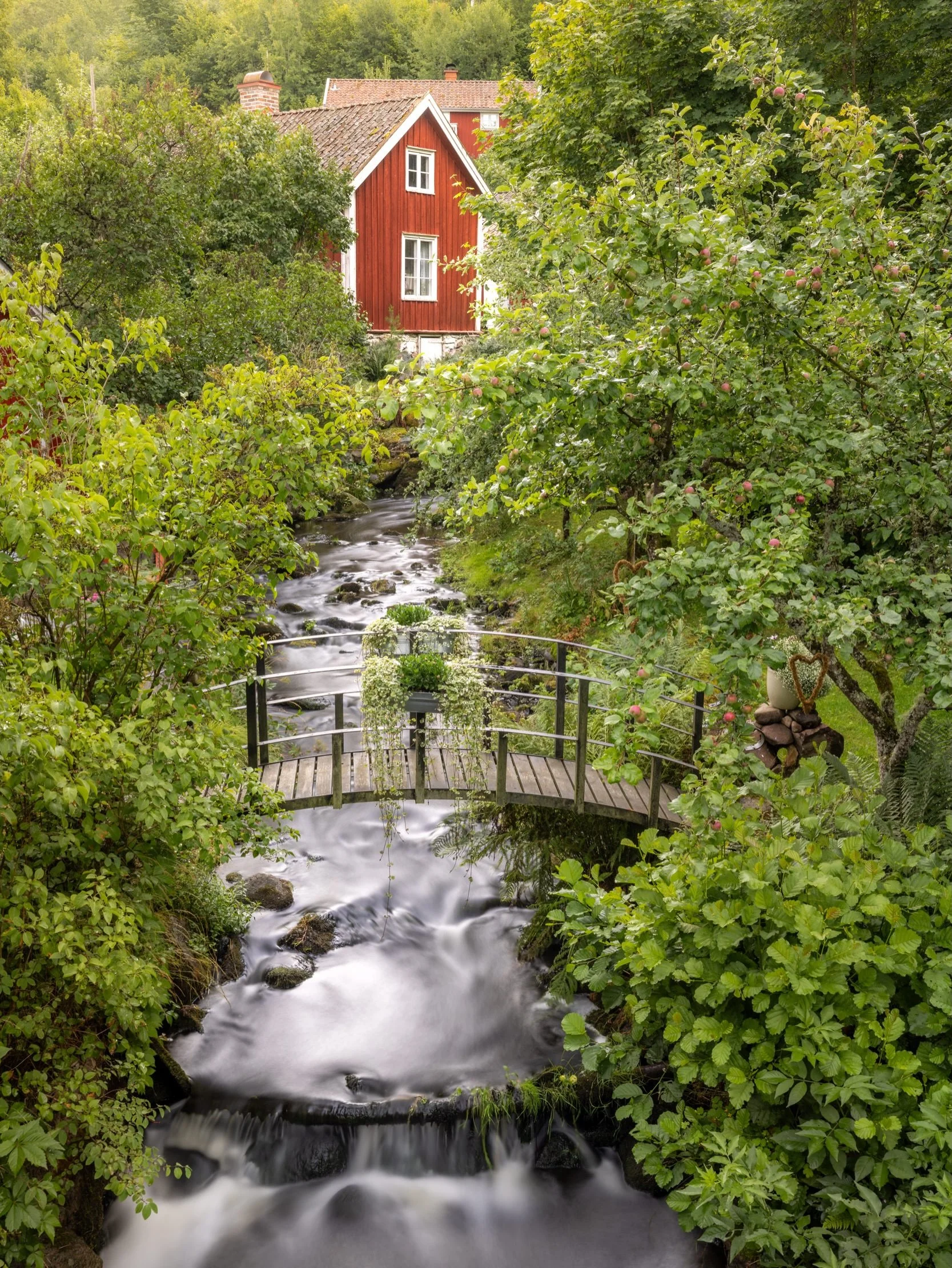 The small village of R&ouml;ttle, located right at lake V&auml;ttern, might be the most photogenic village in Sweden 📸🏠.

Have you ever visited that beautiful place?