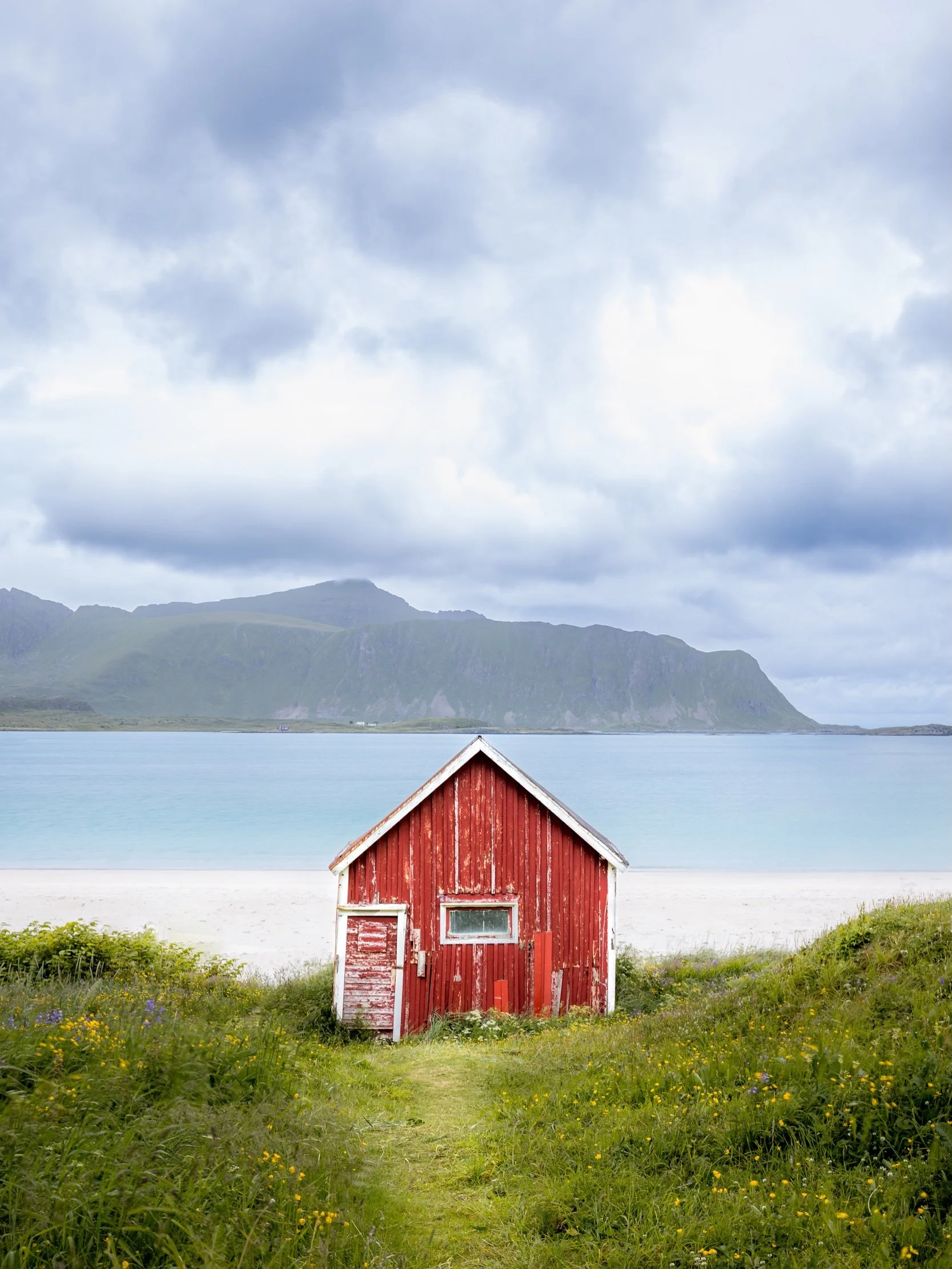 The Lofoten Islands in the far north of Norway have to be one of the most incredible places in the world for landscape photography &mdash; no matter the season 🇳🇴📸.

In summer, you get endless days, green mountains, turquoise water and the golden 