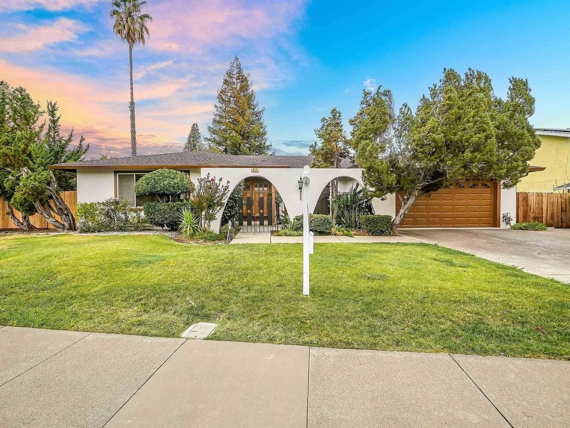 NOW PENDING 🙌

817 Cheyenne Drive, Walnut Creek
5 BED | 3 BATH | 2,557 SQFT | LISTED AT $1,649,000

So excited to share that 817 Cheyenne Dr in Walnut Creek is officially in contract for our buyers! 🥳 

This was such a special win for our buyers, l