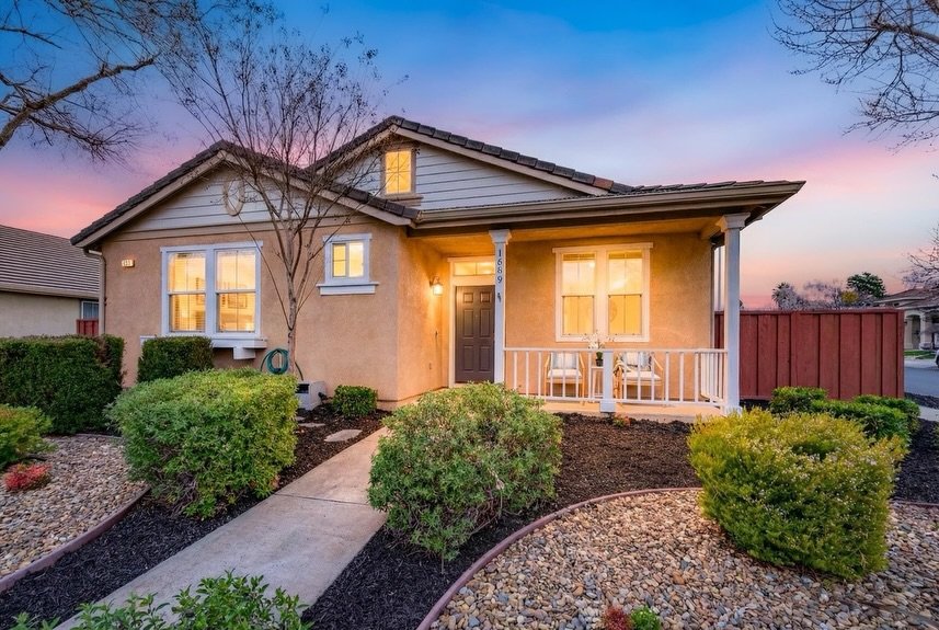 NOW PENDING 🏡 

1659 Altamar Way, Livermore
3 BED | 2 BATH | 1,350 SQFT

This beautifully updated home is now pending! On a large corner lot, this home features vinyl plank flooring, upgraded lighting, and an updated kitchen and primary bath. 

This