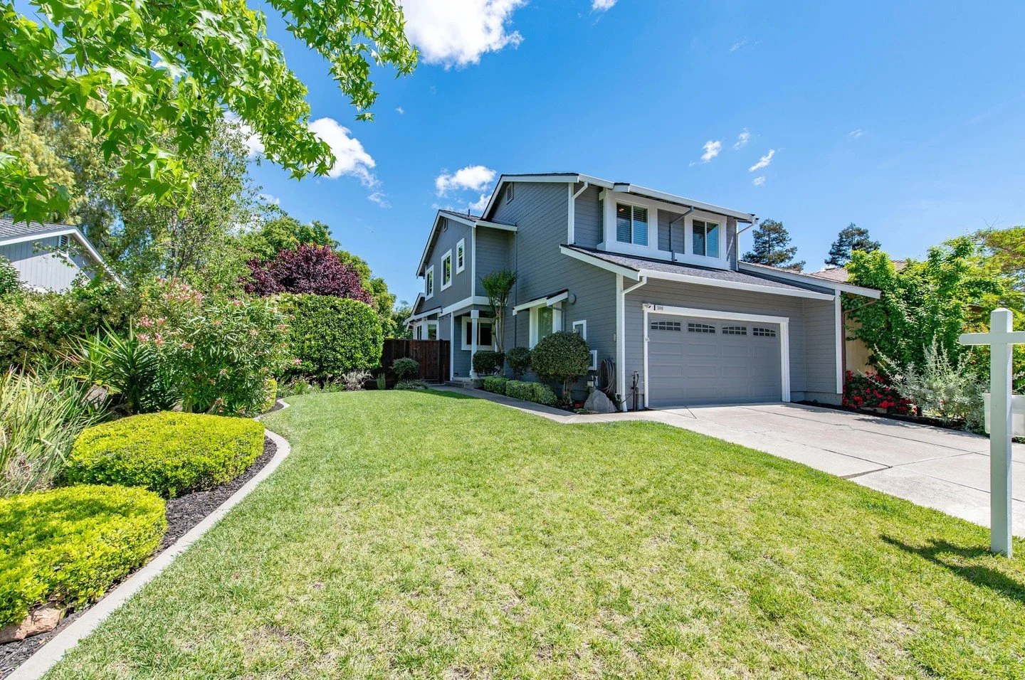 NOW PRESENTING ✨ | 308 Mulqueeney St, Livermore

Beautifully updated and move-in ready, this 3-bedroom, 2.5 bathroom home sits in a prime Livermore location and checks all the boxes for style, comfort, and convenience,

Step inside to vaulted ceiling