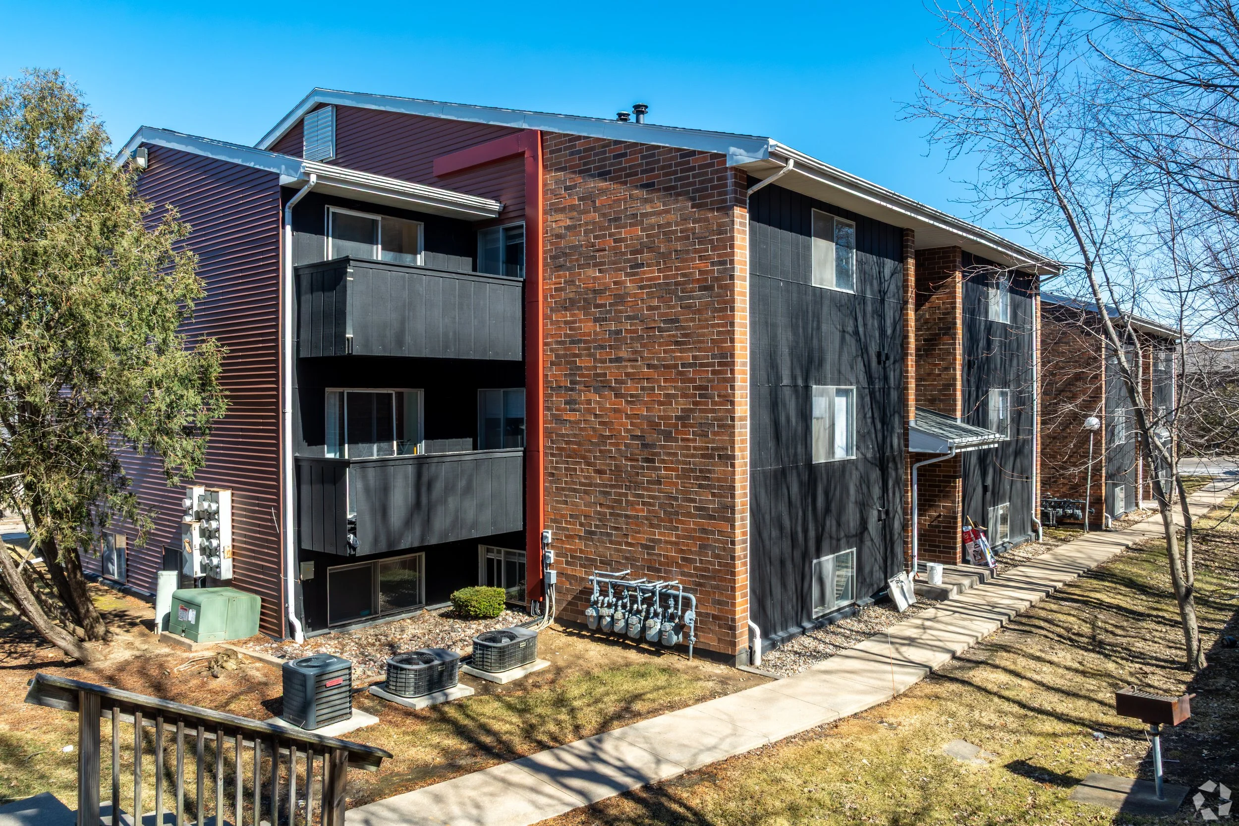 Exterior building view of Raven Oaks Apartments