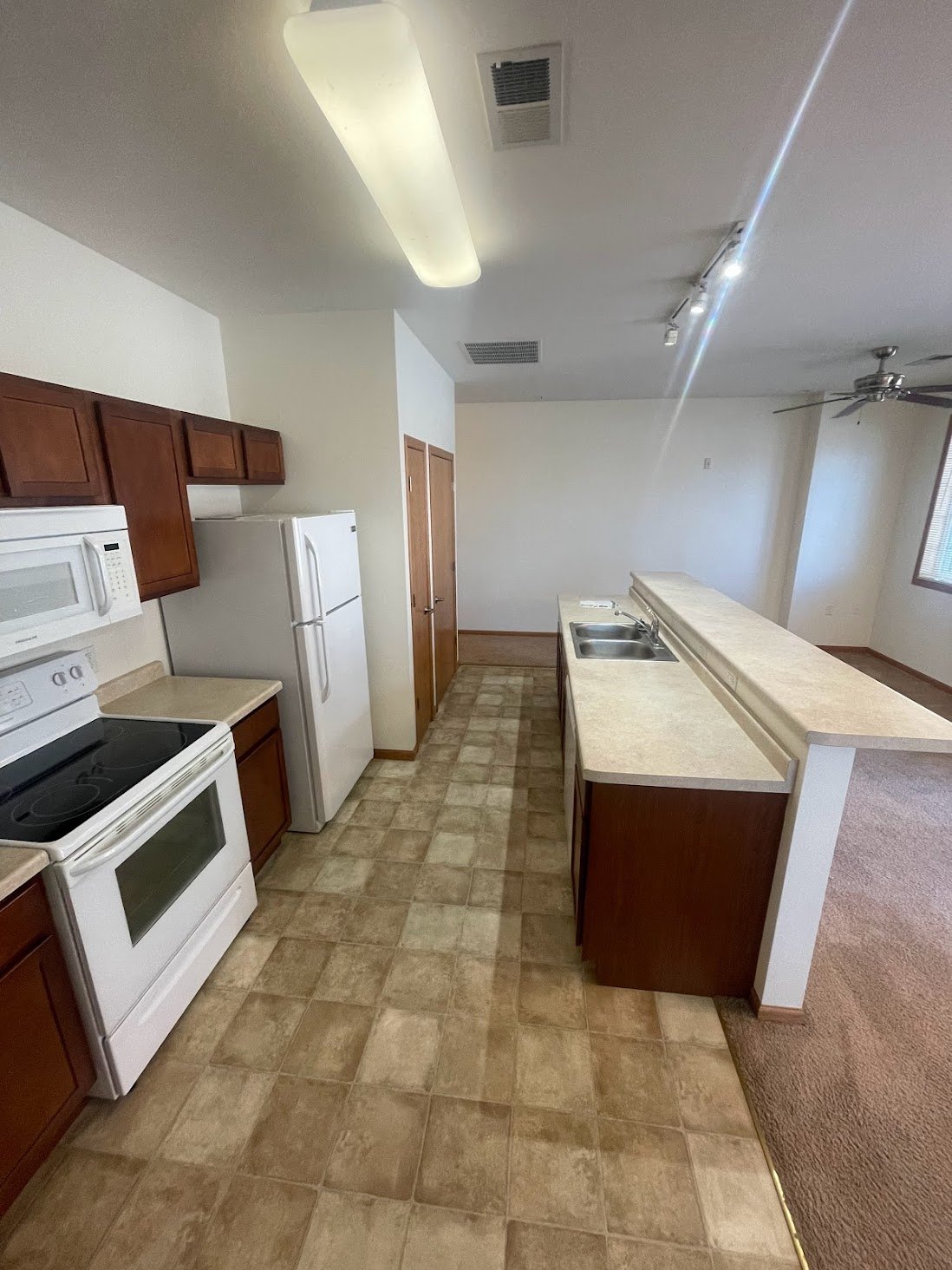 101 foxboro 101 kitchen.jpg