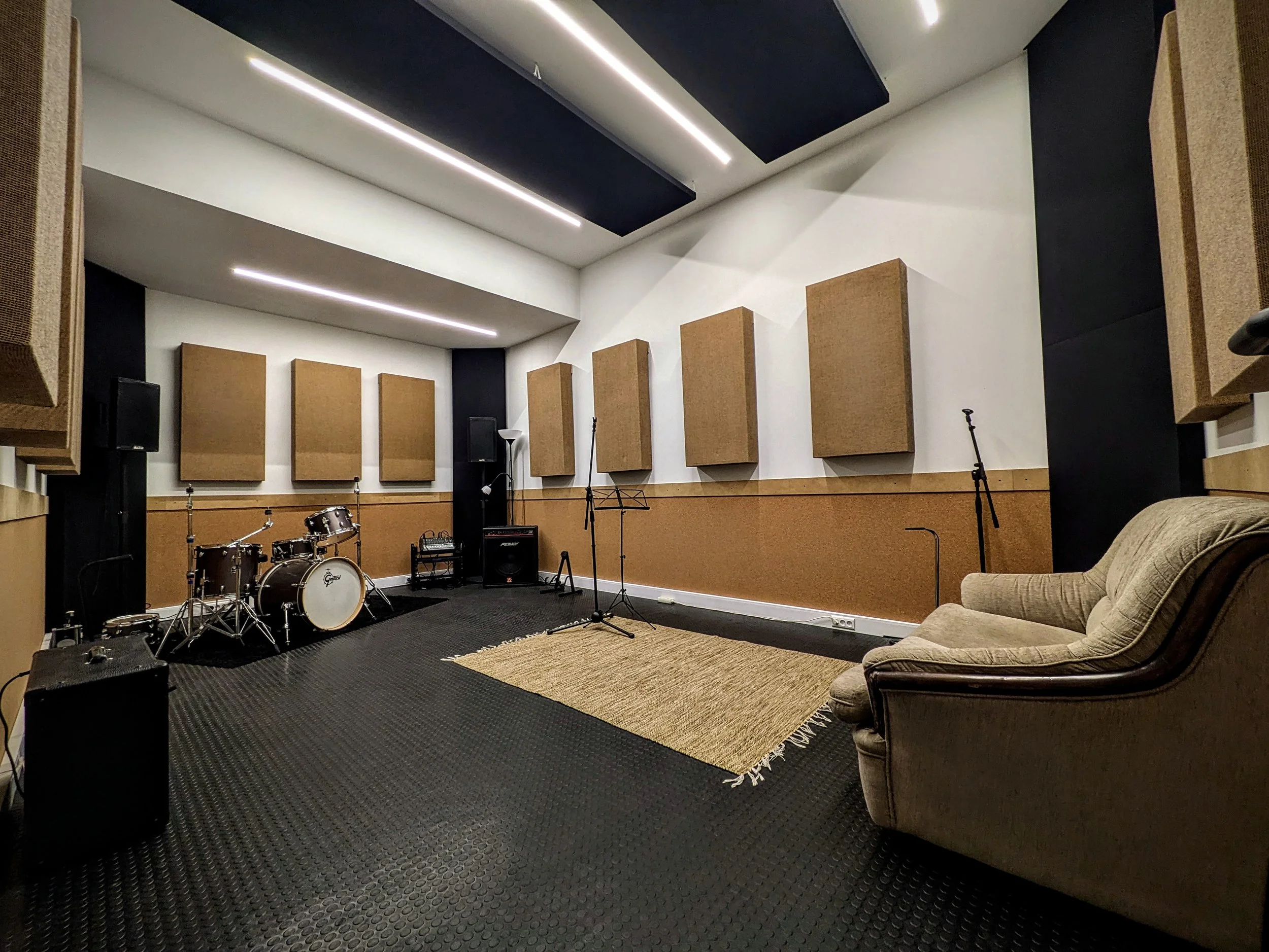 E4 BLACK-1_ROOM.jpg