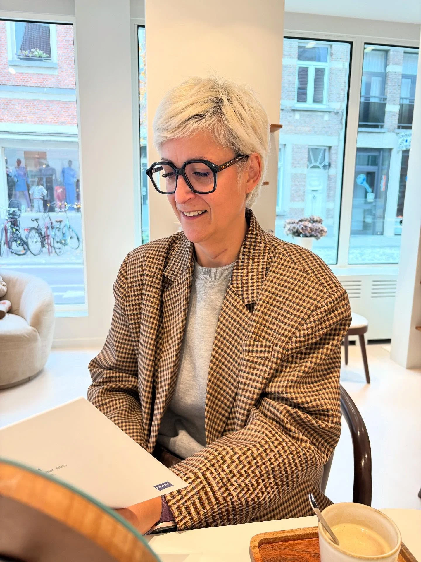 Wauw!!🫶🏻 Grote fan van Nadine, &eacute;n van haar nieuwe bril met bijhorende zonneclip! 🤎 Hoe stijlvol is dit duo?! #optiekstephanievolckaerts #boechout