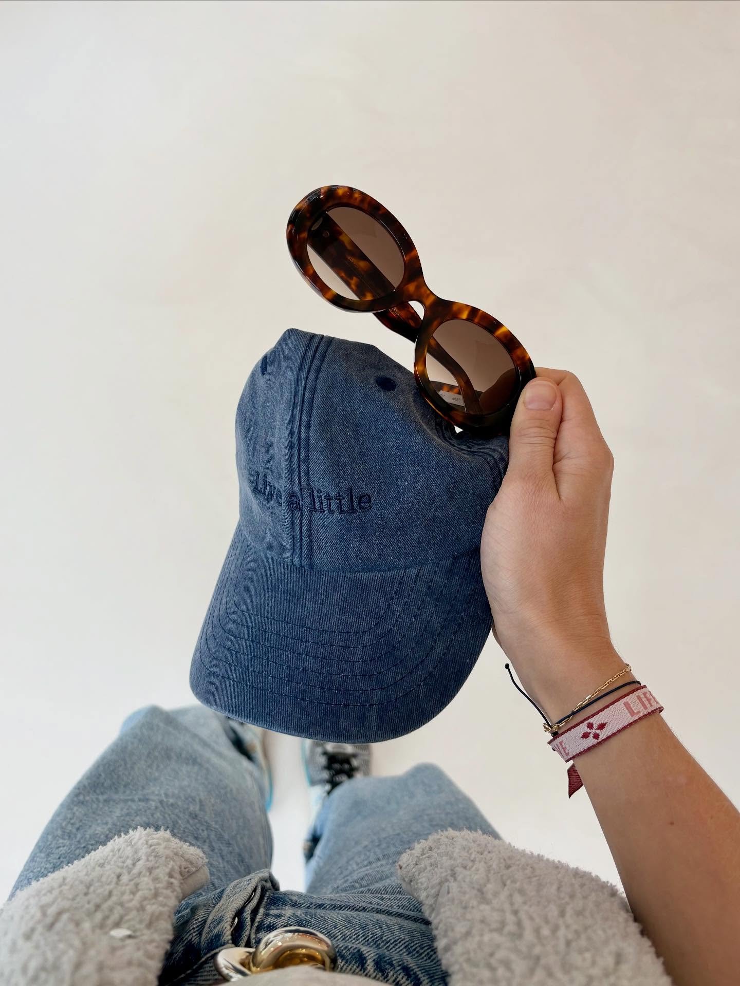 Vanaf morgen beschikbaar in onze winkel: petjes (&euro;35) &amp; armbandjes (&euro;4) t.v.v. @hsan.iv.belgium en de Warmste Week! 🧢🔥🫶🏻! 
 
- Uit liefde voor Liv en met een warm hart voor wie onzichtbaar ziek is 🫶🏻

Samenwerking met @isabeau.sto