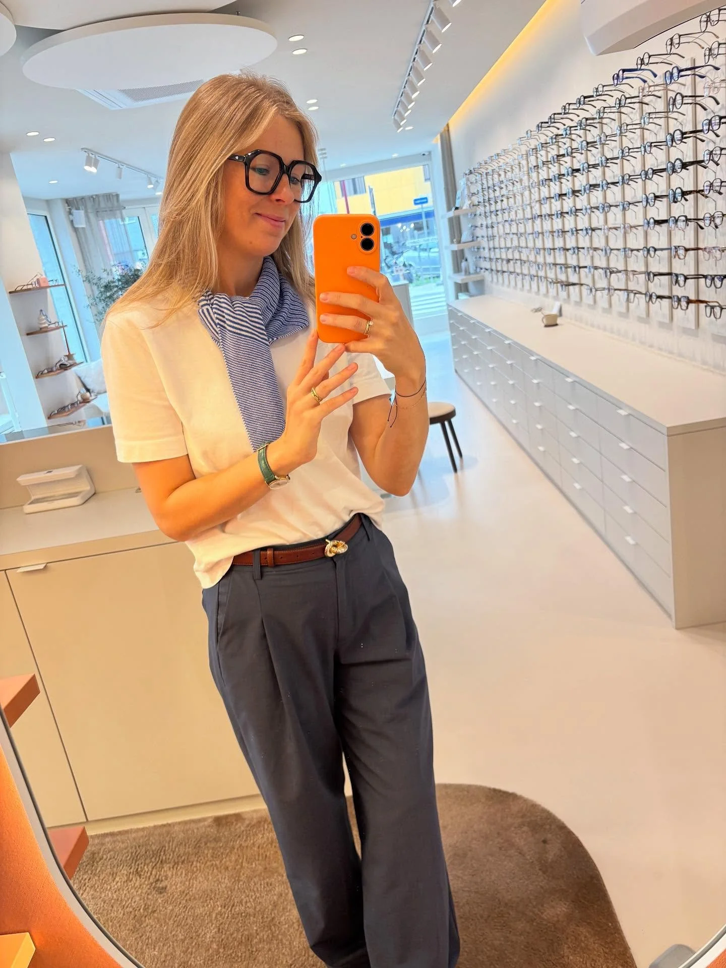 Klaar voor een nieuwe week!💙 Ik help je graag in alle rust verder. Plan eenvoudig je afspraak online via www.optieksv.be/afspraak (link in bio) 🫶🏻 #optiekstephanievolckaerts #boechout