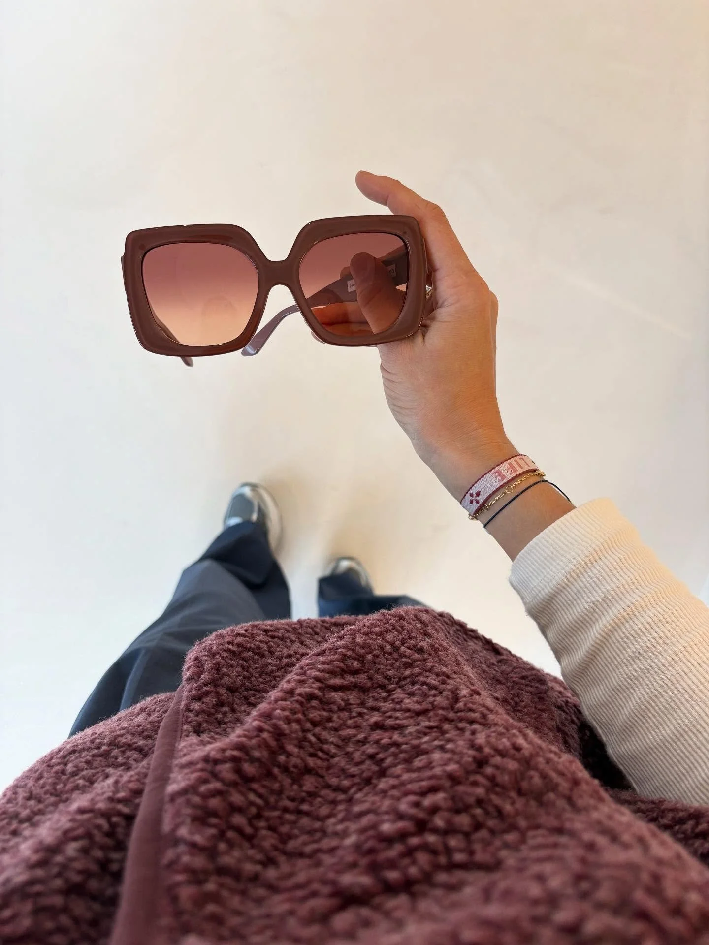 Ook in de herfst houden onze ogen van een goede UV-bescherming! Laagstaande zon of fel licht? Kies een glastint die perfect bij jou past! 🫶🏻🍂 #optiekstephanievolckaerts #boechout