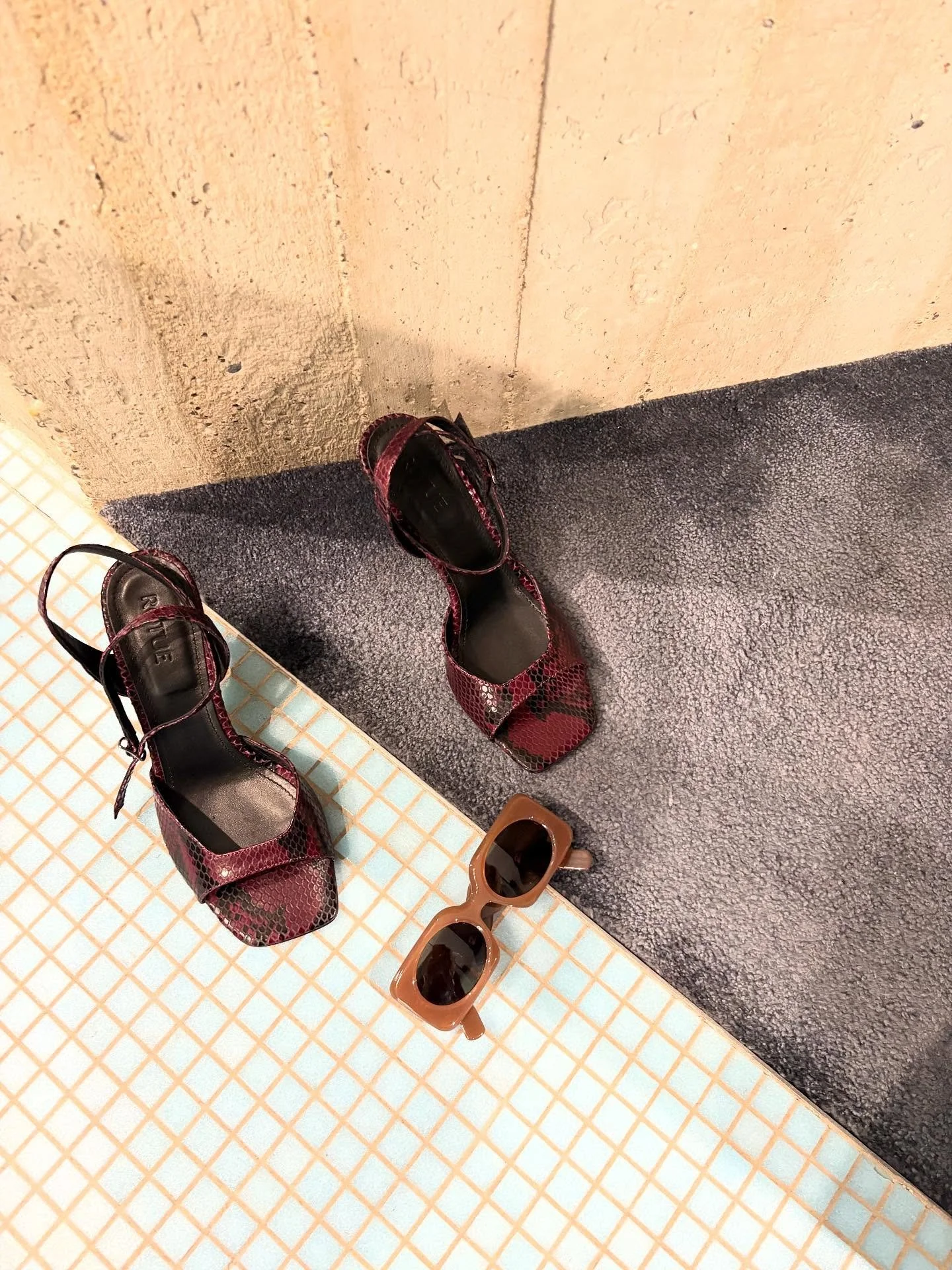 Dinsdag 23/12 en woensdag 24/12 (tot 16u) zijn wij nog geopend, daarna zijn we er eventjes tussenuit. Spring gerust nog binnen en/of plan alvast je afspraak voor het nieuwe jaar via www.optieksv.be/afspraak (link in bio) ✨🫶🏻🧡 #optiekstephanievolck