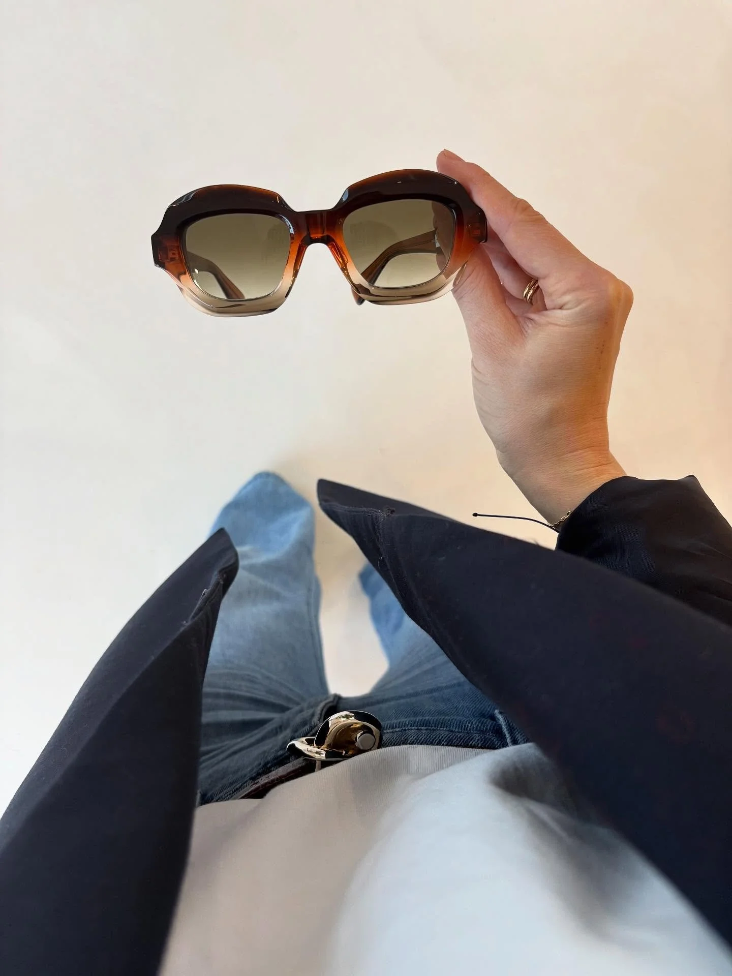 Een heerlijke winter wandeling met al een vleugje lente op je neus? 🌞✨ De nieuwste brillen en zonnebrillen zijn gearriveerd! 🧡#optiekstephanievolckaerts #boechout