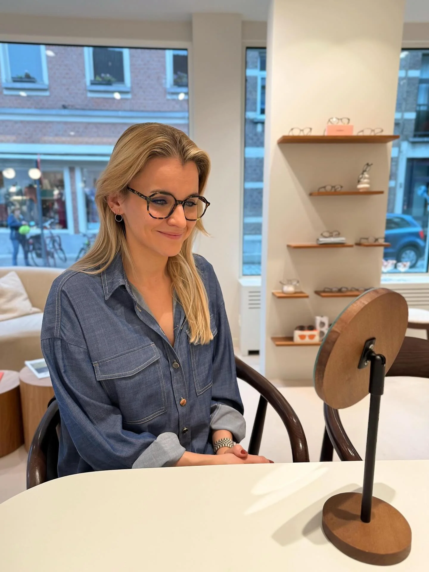 Wauwww over een perfecte match gesproken! 🫶🏻 Een stralende Ester van @praktijknaenen met haar mooie bril van @optiekstephanievolckaerts !🧡 #optiekstephanievolckaerts #boechout