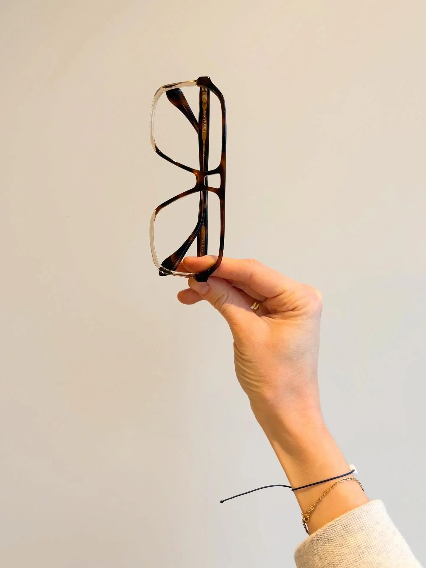 Dat ik een pilootbril-fan ben, wisten jullie al&hellip; maar deze nieuwkomer? Liefde op het eerste gezicht!! 💣🫶🏻 #optiekstephanievolckaerts #boechout