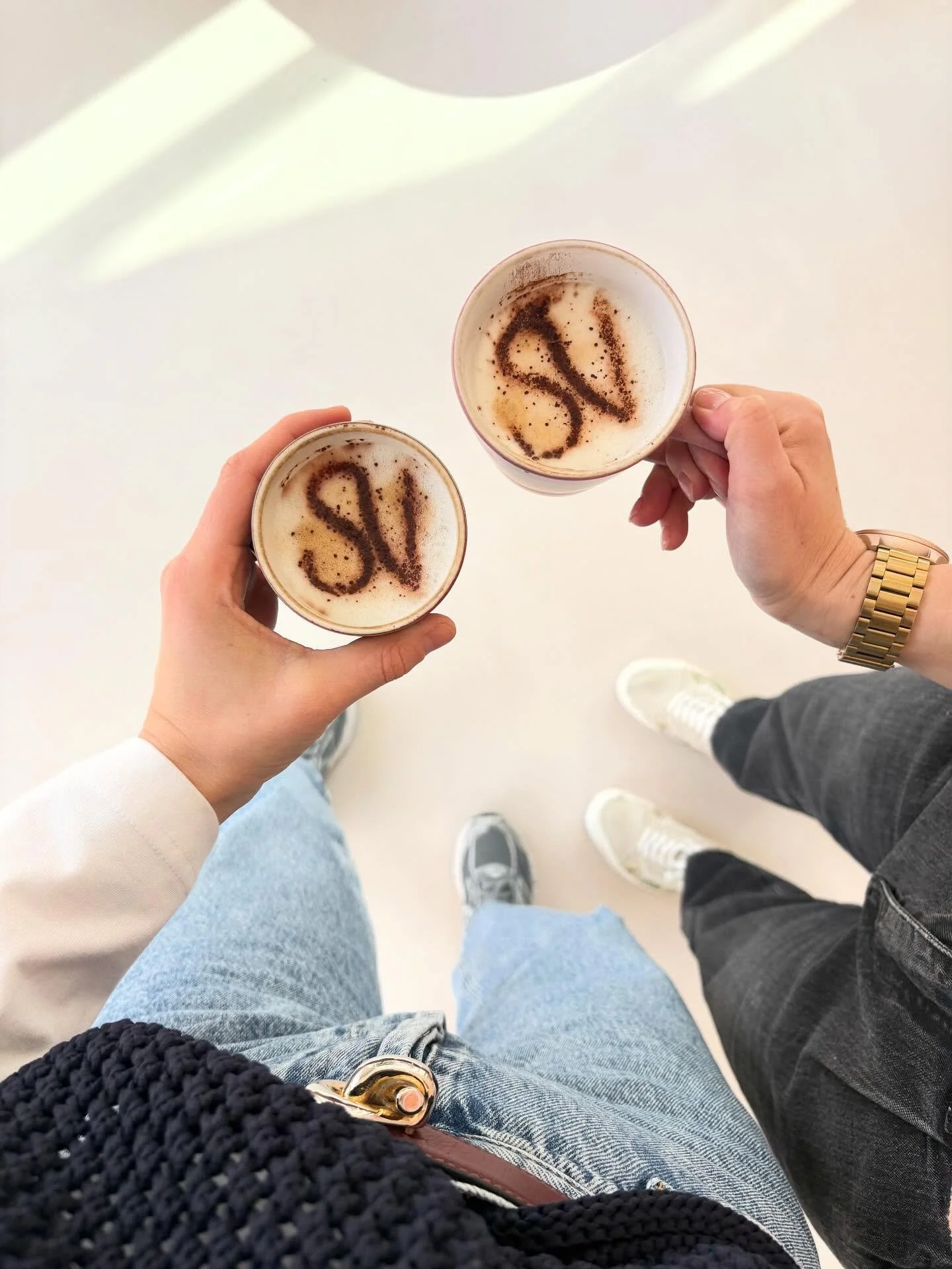 En zo werd ons koffiemomentje deze ochtend nog leuker!!☕✨ Dankzij onze allerliefste collega @lynngoossens26 krijgen onze cappuccino&rsquo;s morgen een vleugje cacao&hellip; helemaal in onze huisstijl 🫶🏻🫶🏻🫶🏻!

Komen jullie proeven? ZATERDAG 28/2