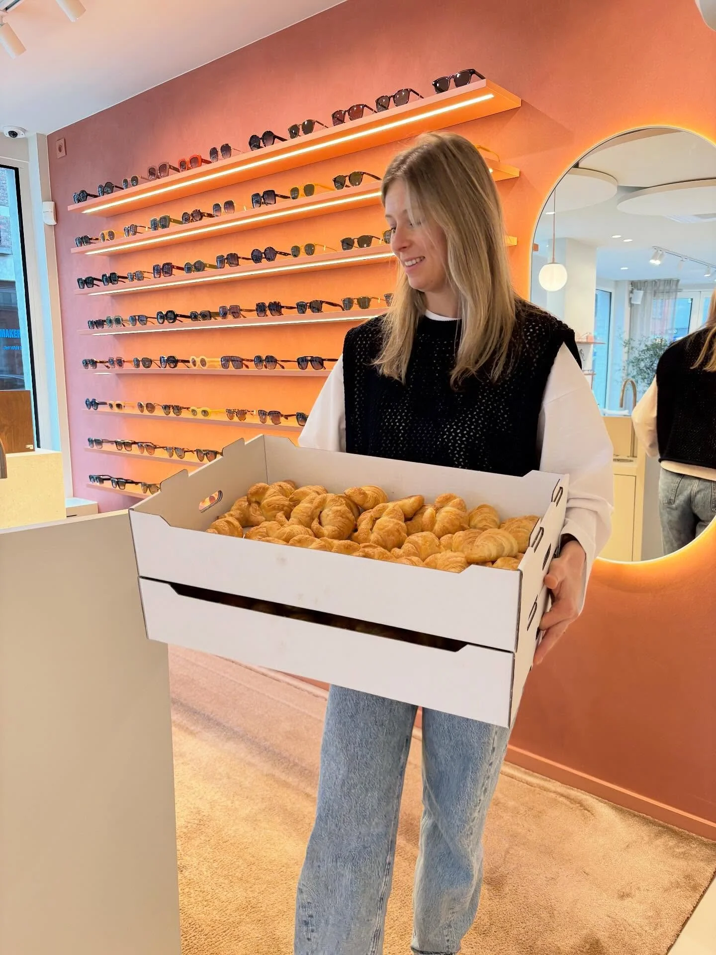 Klaar voor vandaag!! 🇮🇹🫶🏻 Zonnebrillen, cappuccino, croissants en Italiaanse vibes! 10-18u WELKOM 🧡🧡🧡 #optiekstephanievolckaerts #boechout
