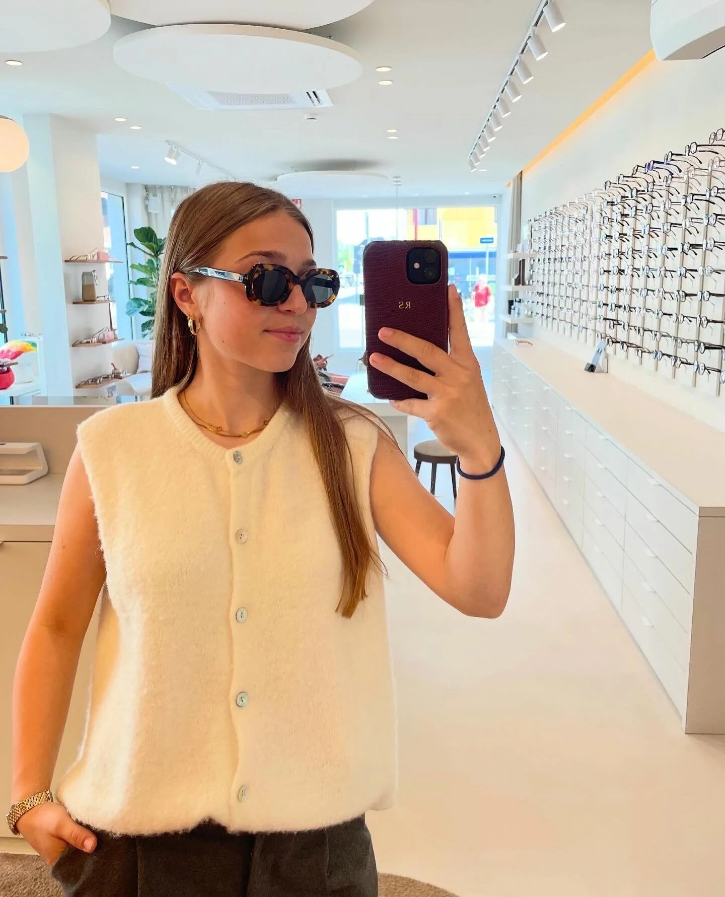 Aude Herouard 🫶🏻 een merk dat ik drie jaar geleden ontdekte op een brillenbeurs. De combinatie van minimalisme, stijl en warmte sprak me meteen aan. Aude&rsquo;s passie voor brillen voel je in elke creatie, en precies dat maakt haar collectie zo bi