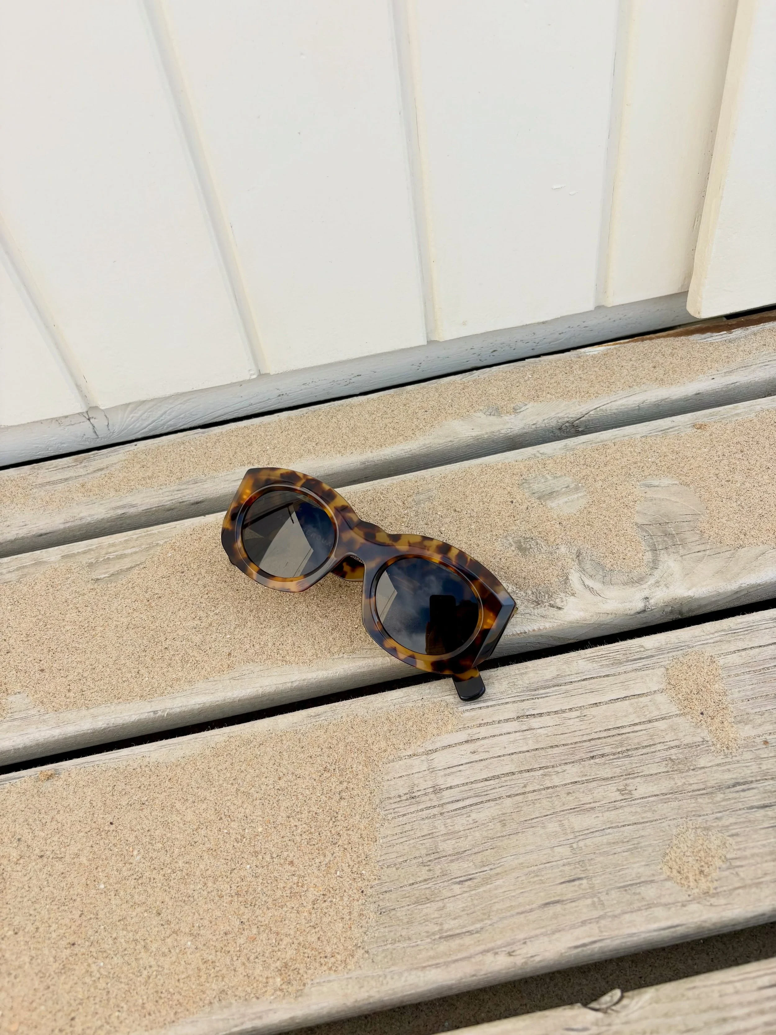 💡 Vakantie tip: zand op je (zonne)bril? Spoel eerst af met water 💦 en gebruik daarna pas je spray &amp; microvezeldoek.
Zo voorkom je krassen door zandkorrels. ✨
#optiekstephanievolckaerts #boechout