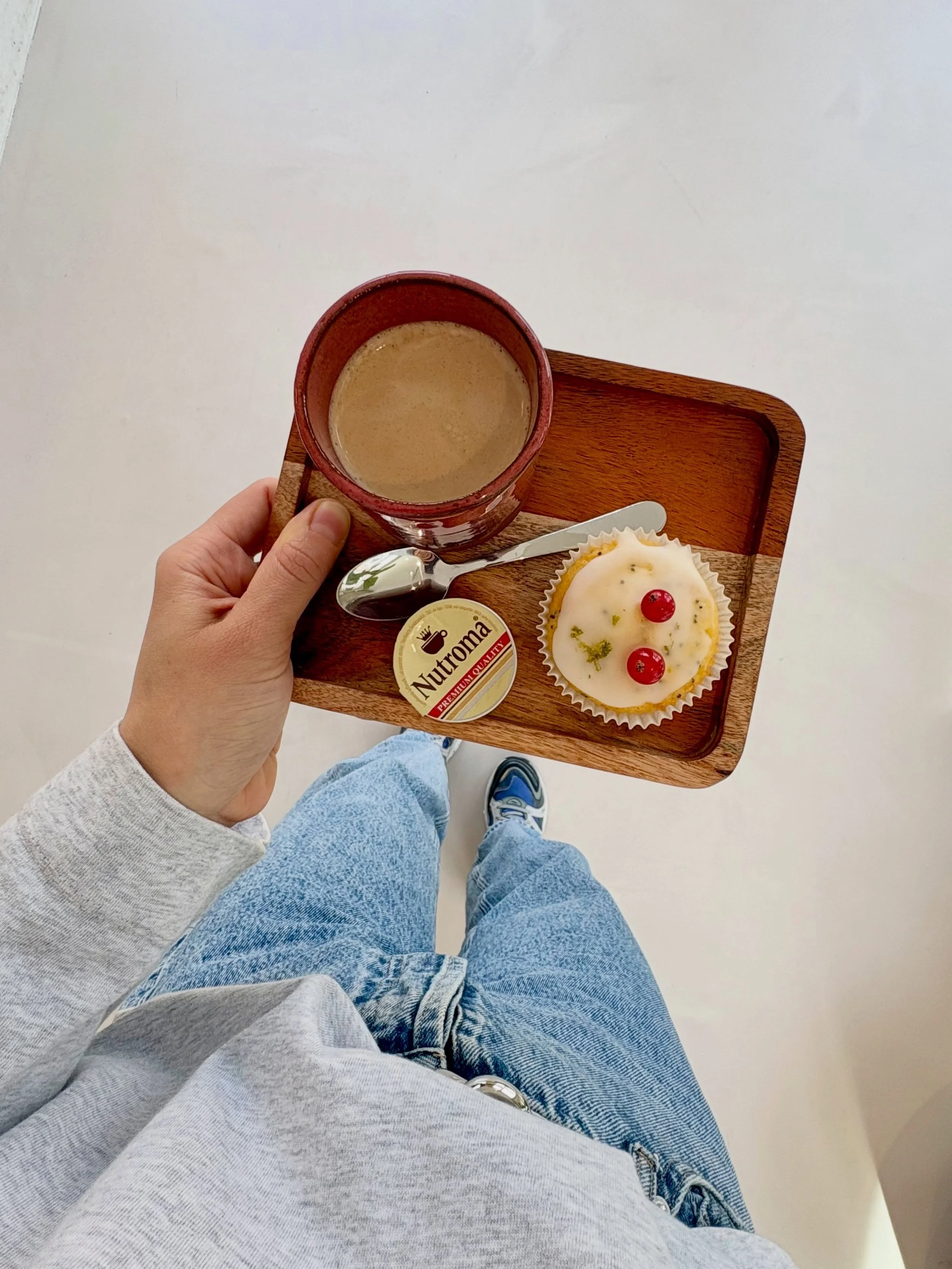 Joepie! Vandaag dag van de klant met extra verwennerij! (H)eerlijke lokale cakejes van @rabarberglutenvrij - om te proeven &eacute;n om mee te nemen!🧁🥂 #welkom #optiekstephanievolckaerts #shoplokaal #boechout