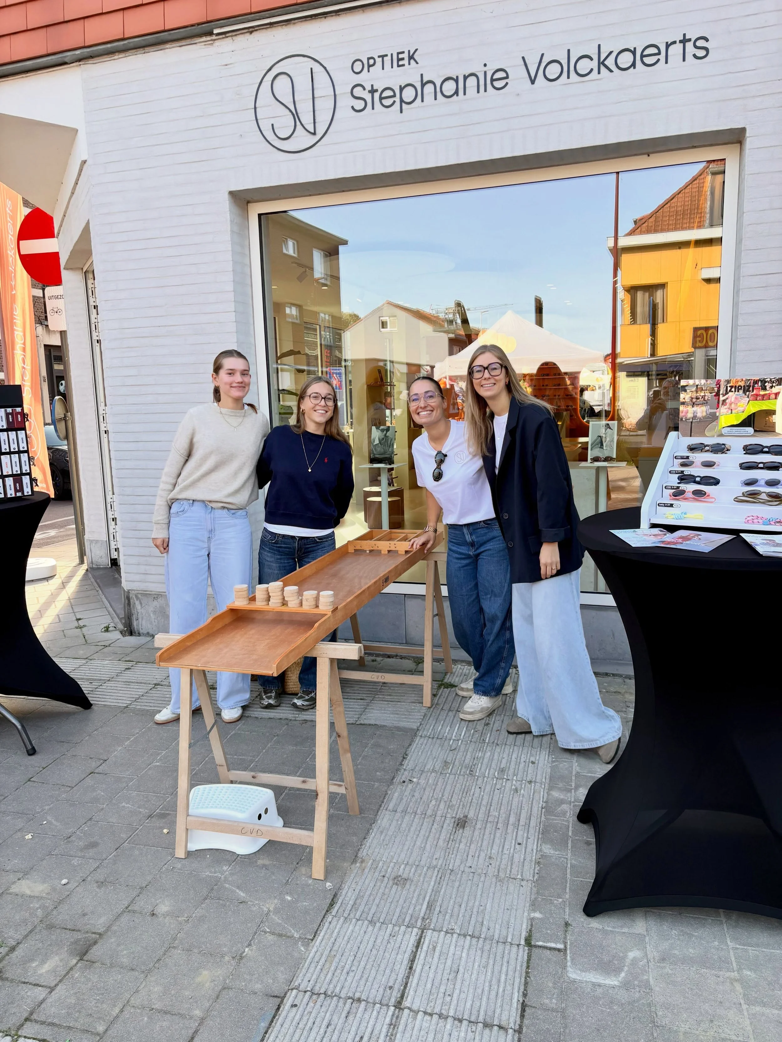 JAARMARKT van 10u tot 16u! 🫶🏻 Komen jullie oogappeltjes ook eens sjoelen? 

Leuke cadeautjes te winnen!! 🧡 

#optiekstephanievolckaerts #boechout
