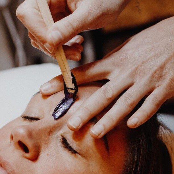 Hello clean beautiful brows. ✨
.
.

#spa98 #eyebrows #waxing #30a #sowal #skincare #waxonwaxoff #hardwax #softwax #b#beautycare