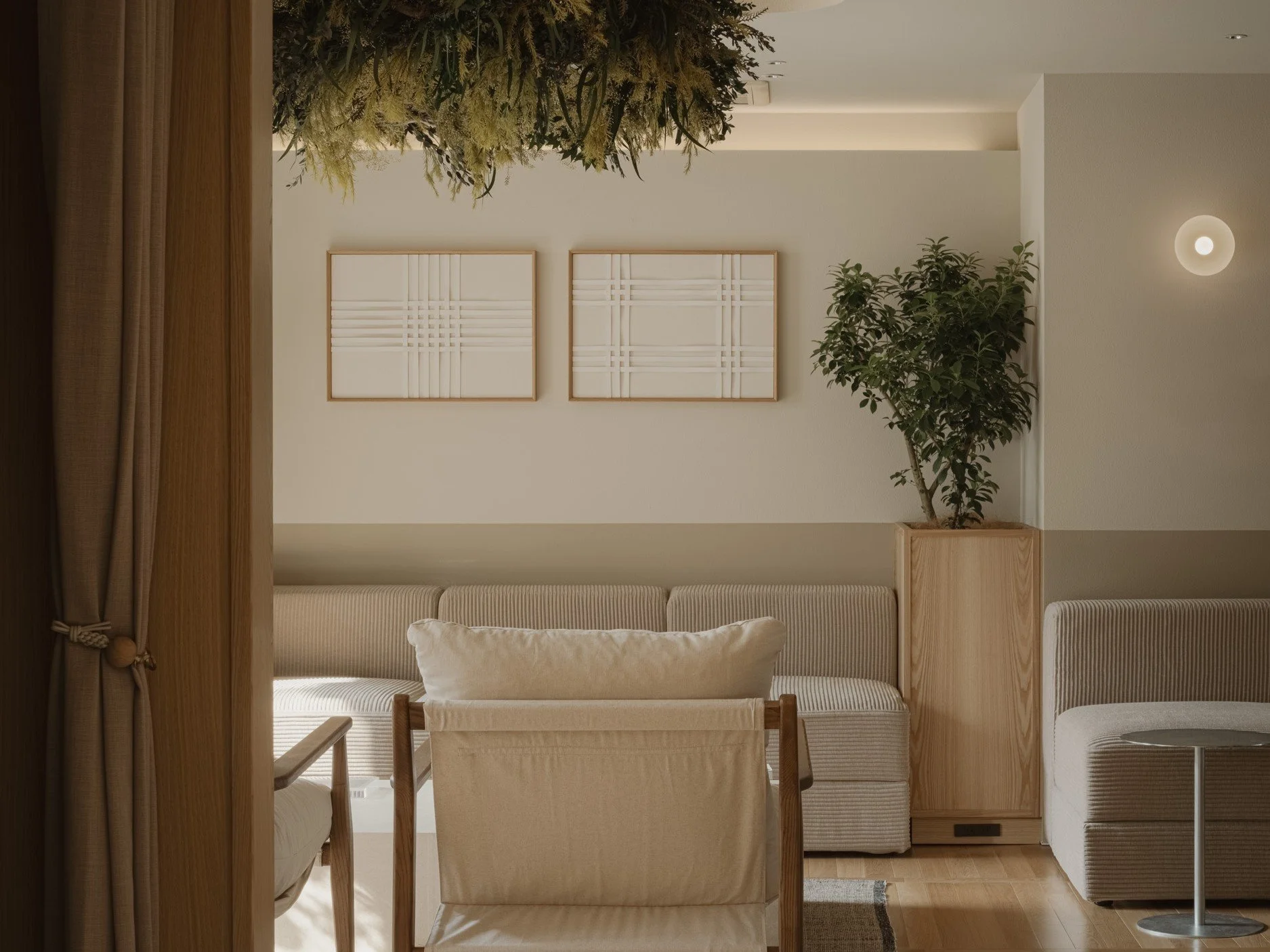 santasがPMを手掛けた「HAUN 蔵前」のラウンジ。ニュートラルな色調のインテリアに、厳選されたアートと植栽、計算された照明計画を組み合わせ、ホテルのような上質さと暮らしの心地よさを両立させた空間デザイン