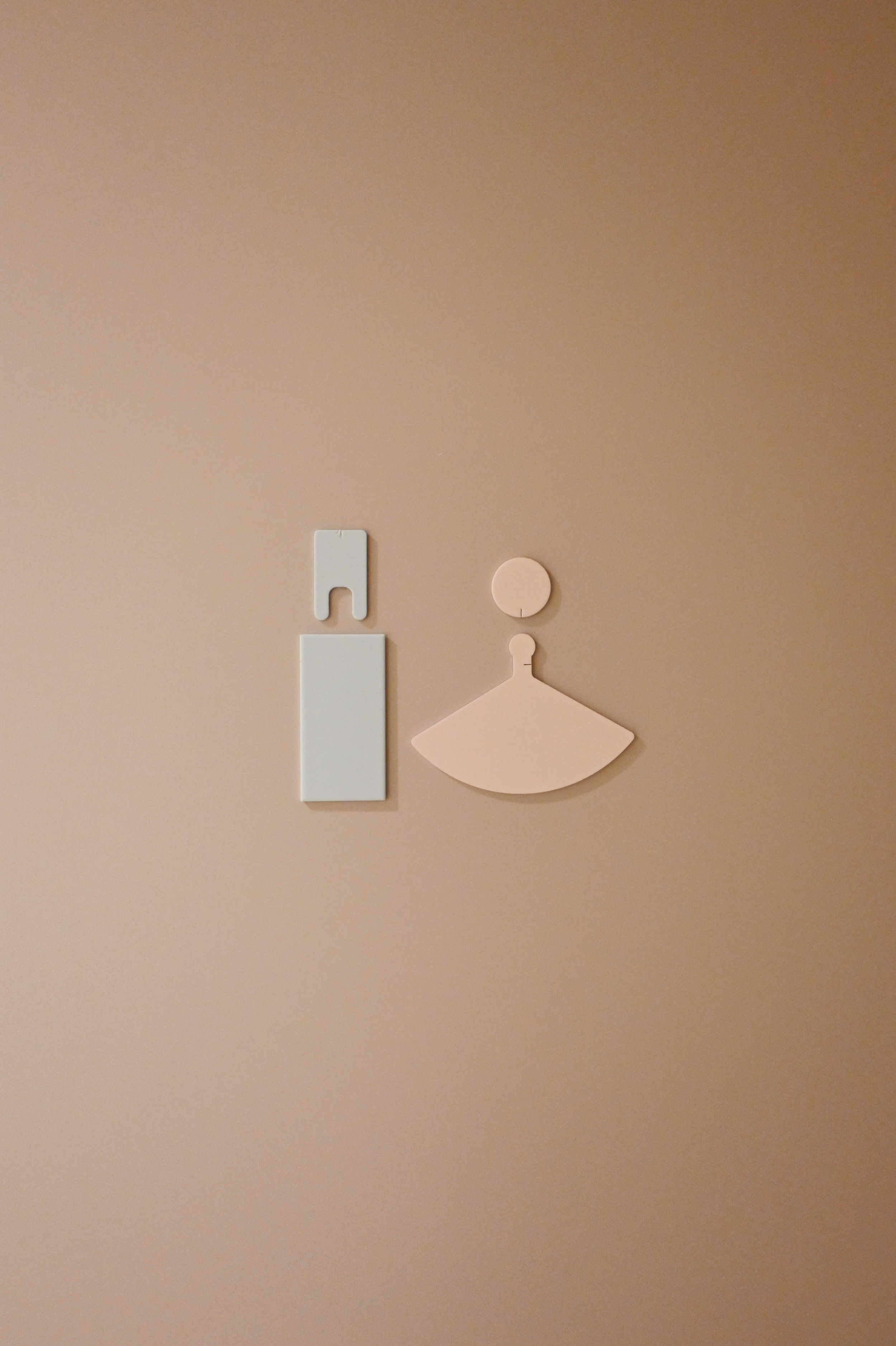 santasがPMを手掛けた「HAUN 尾久」のサインデザイン。照明制作の過程で生まれたスティールプレートの端材などを再構築し、長方形、円形、扇形といった抽象的な形状で場所の機能を表現。素材の背景を活かした、ベージュの壁に馴染む繊細なディテール
