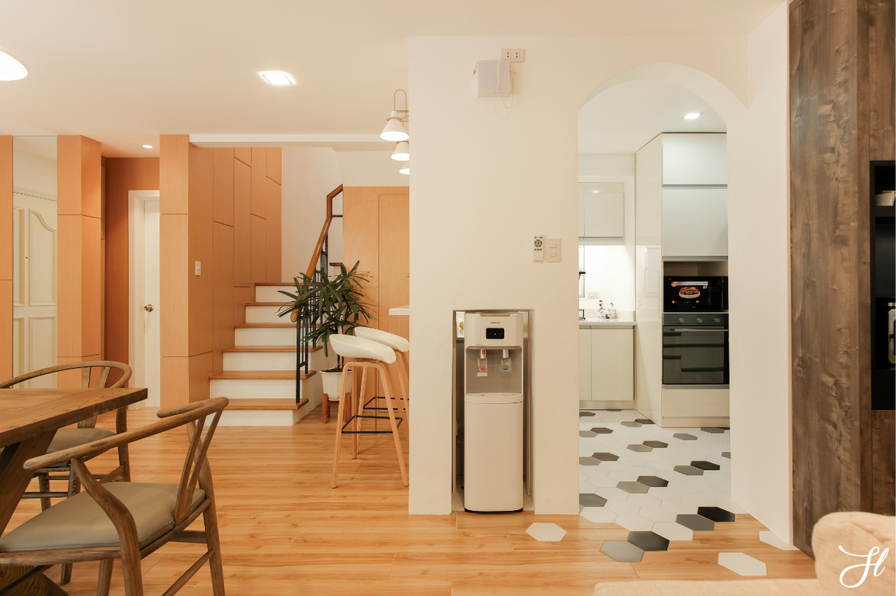 Designed for a California-based family who cherishes coming home to gather and entertain, A Residence embodies the warmth of family connection wrapped in refined modern elegance. Spanning 350 squa (12).png