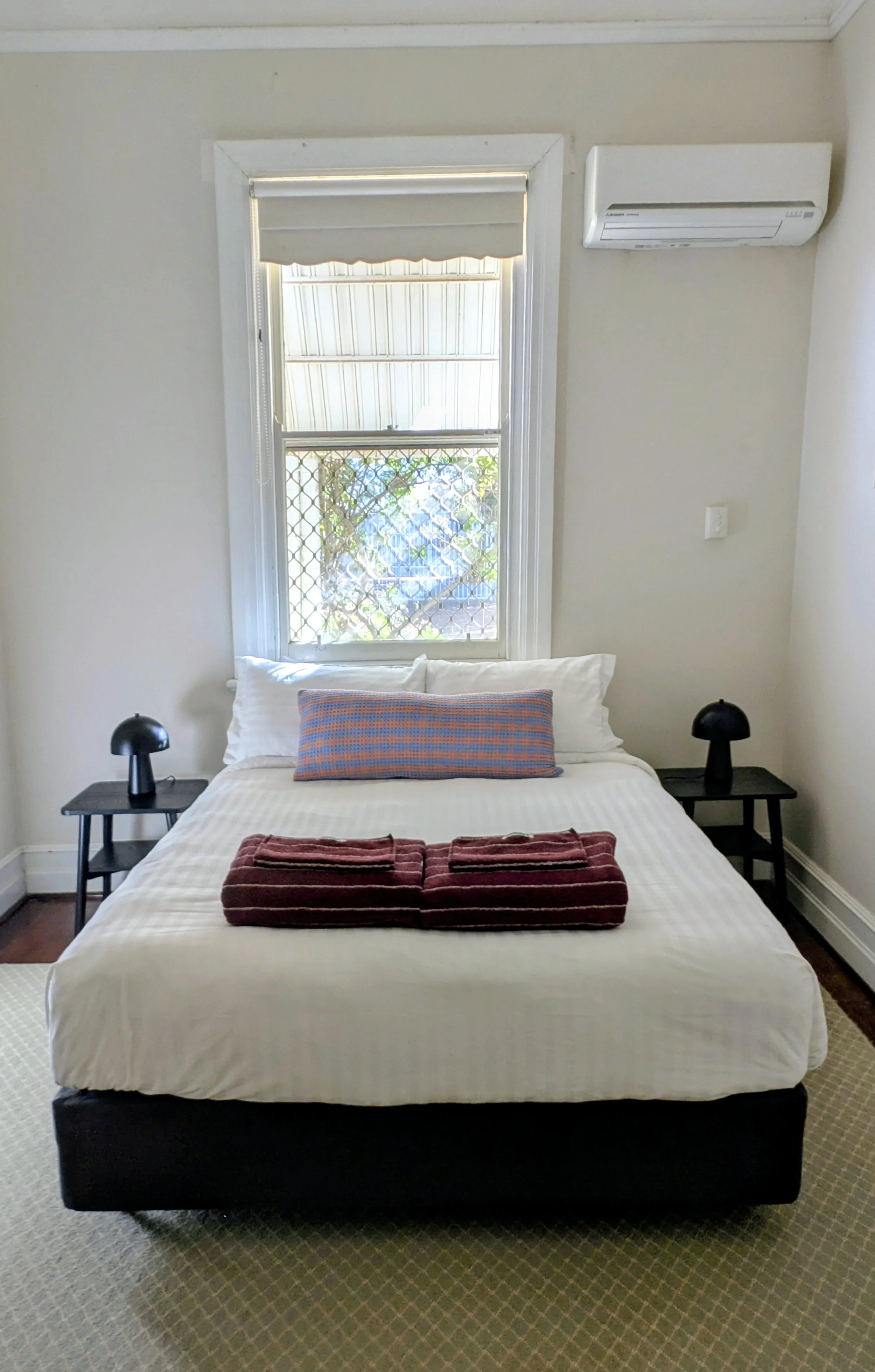 Heritage House: Suite 3 with smart TV, reverse cycle air conditioning & access to shared facilities.