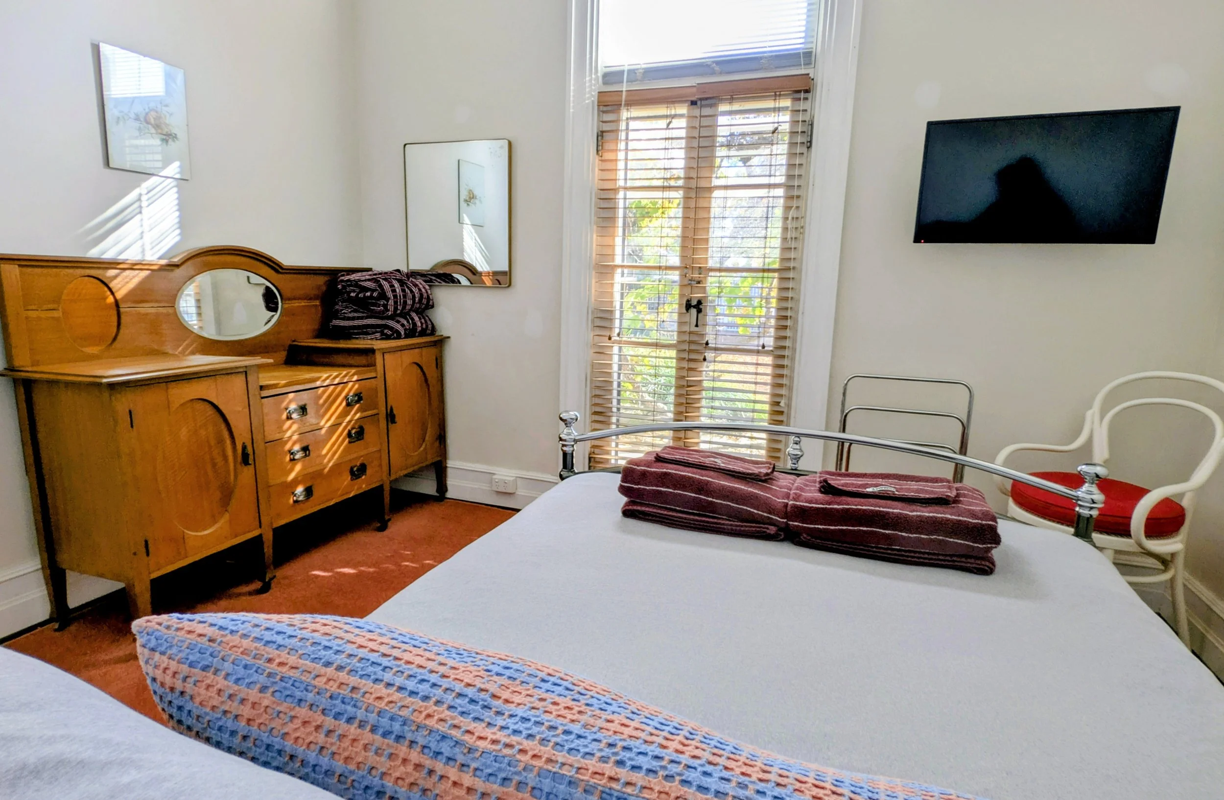 Heritage House: Suite 2 with smart TV, reverse cycle air conditioning & access to shared facilities.