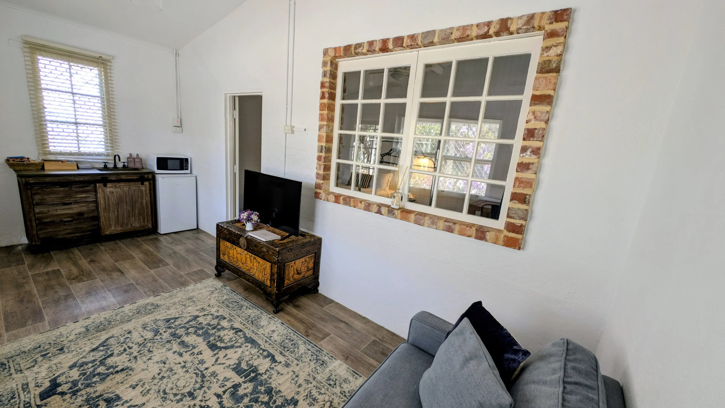 Private cottage - 1 x double sofa bed, kitchenette and smart TV in adjoining sitting area