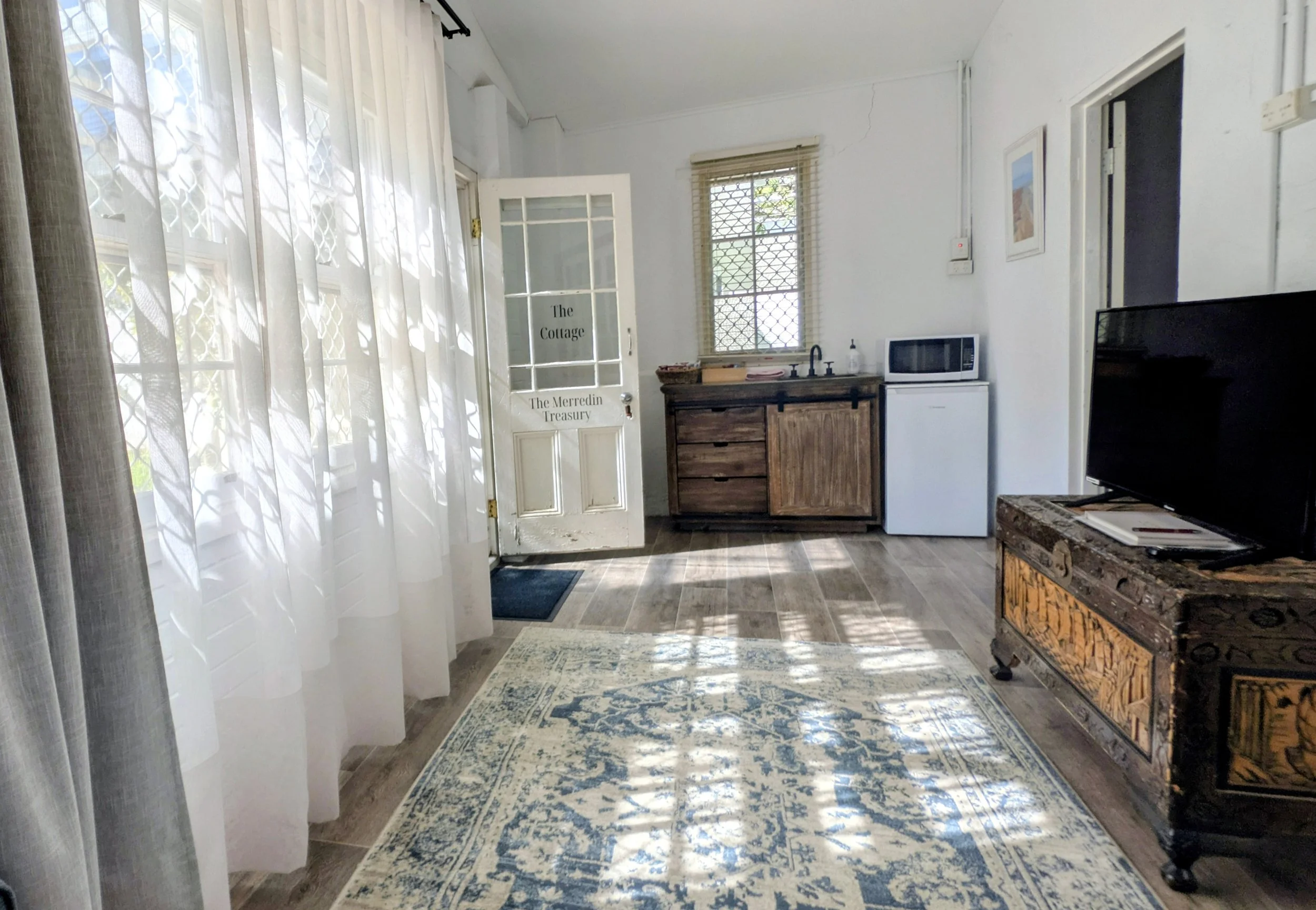 Private cottage - 1 x double sofa bed, kitchenette and smart TV in adjoining sitting area