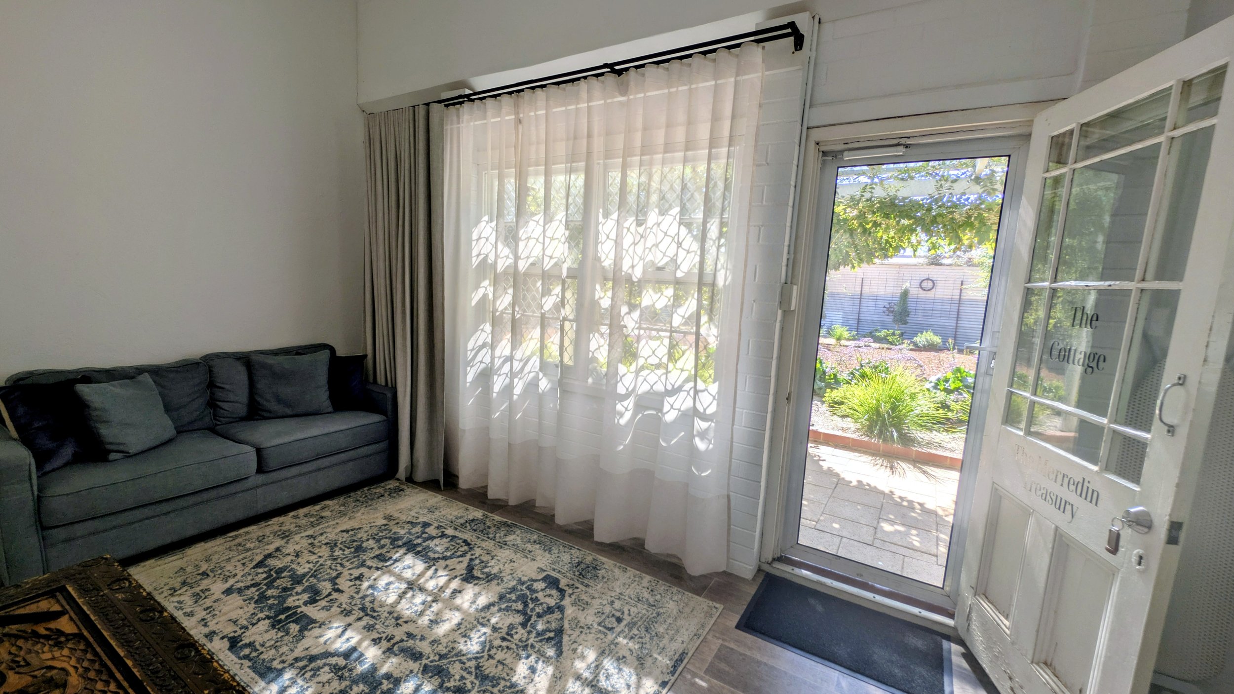 Private cottage - 1 x double sofa bed, kitchenette and smart TV in adjoining sitting area