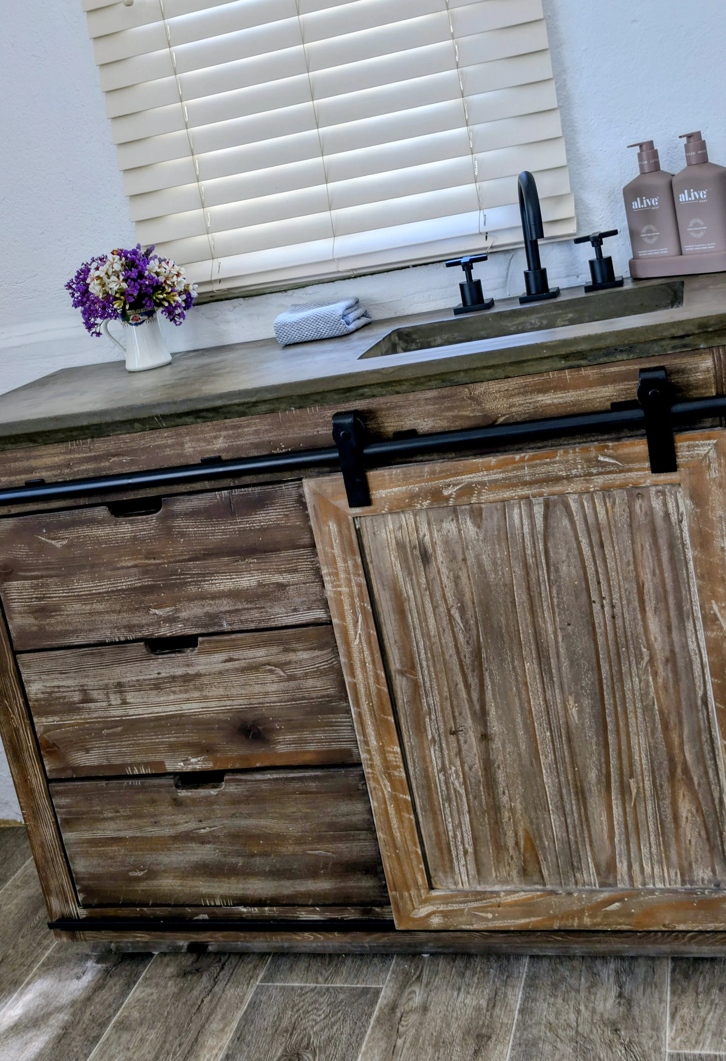 Private cottage - self contained kitchenette including fridge, microwave, kettle and toaster