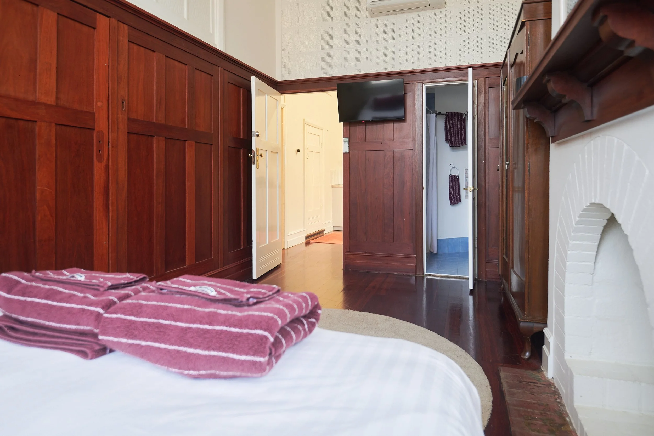 Art Deco 2 bedroom apartment: bedroom 1 with en-suite bathroom, smart TV & reverse cycle air conditioning