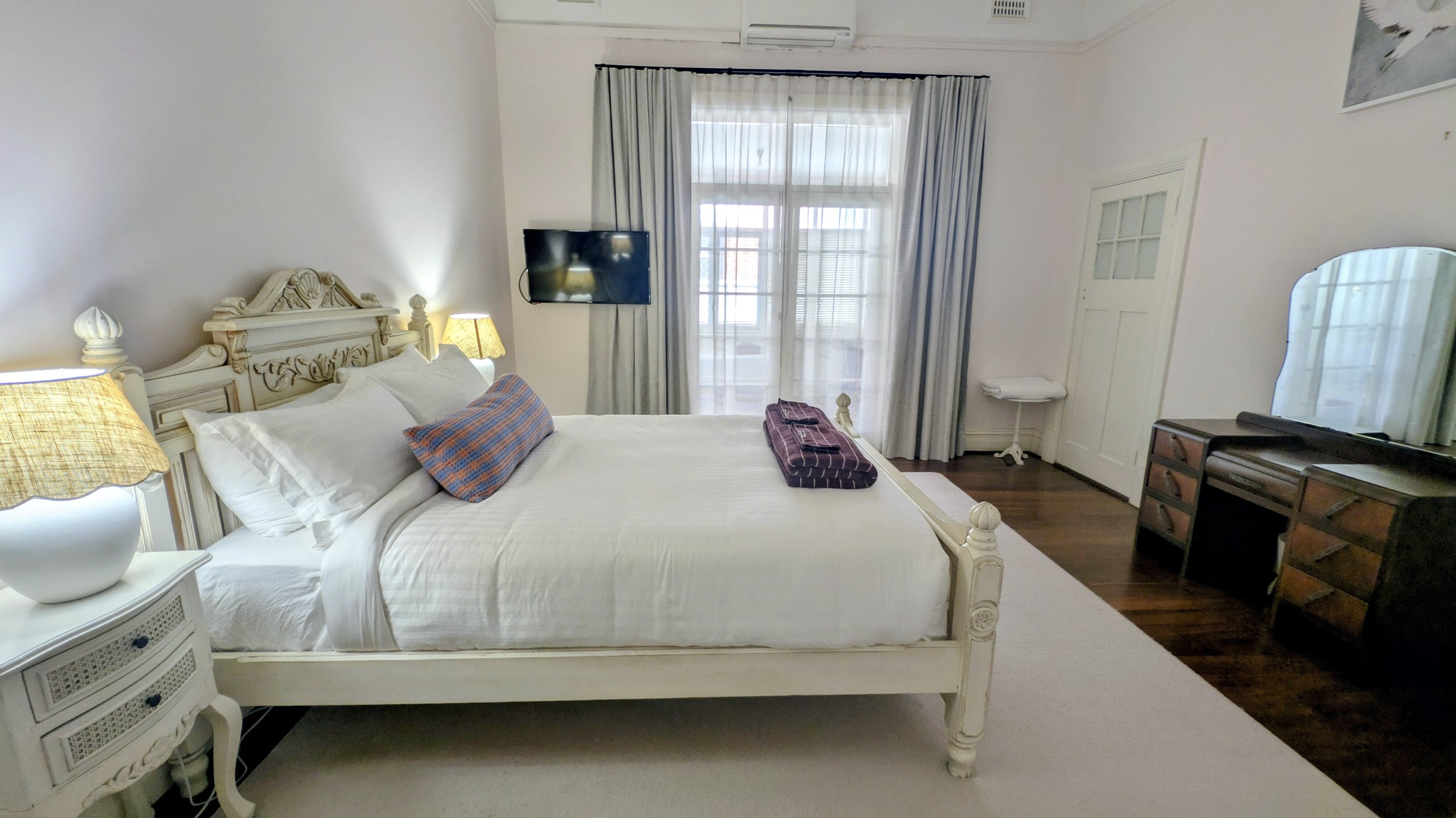 Heritage House: Suite 1 with smart TV, reverse cycle air conditioning & access to shared facilities. Queen bed with single bed in adjoining area
