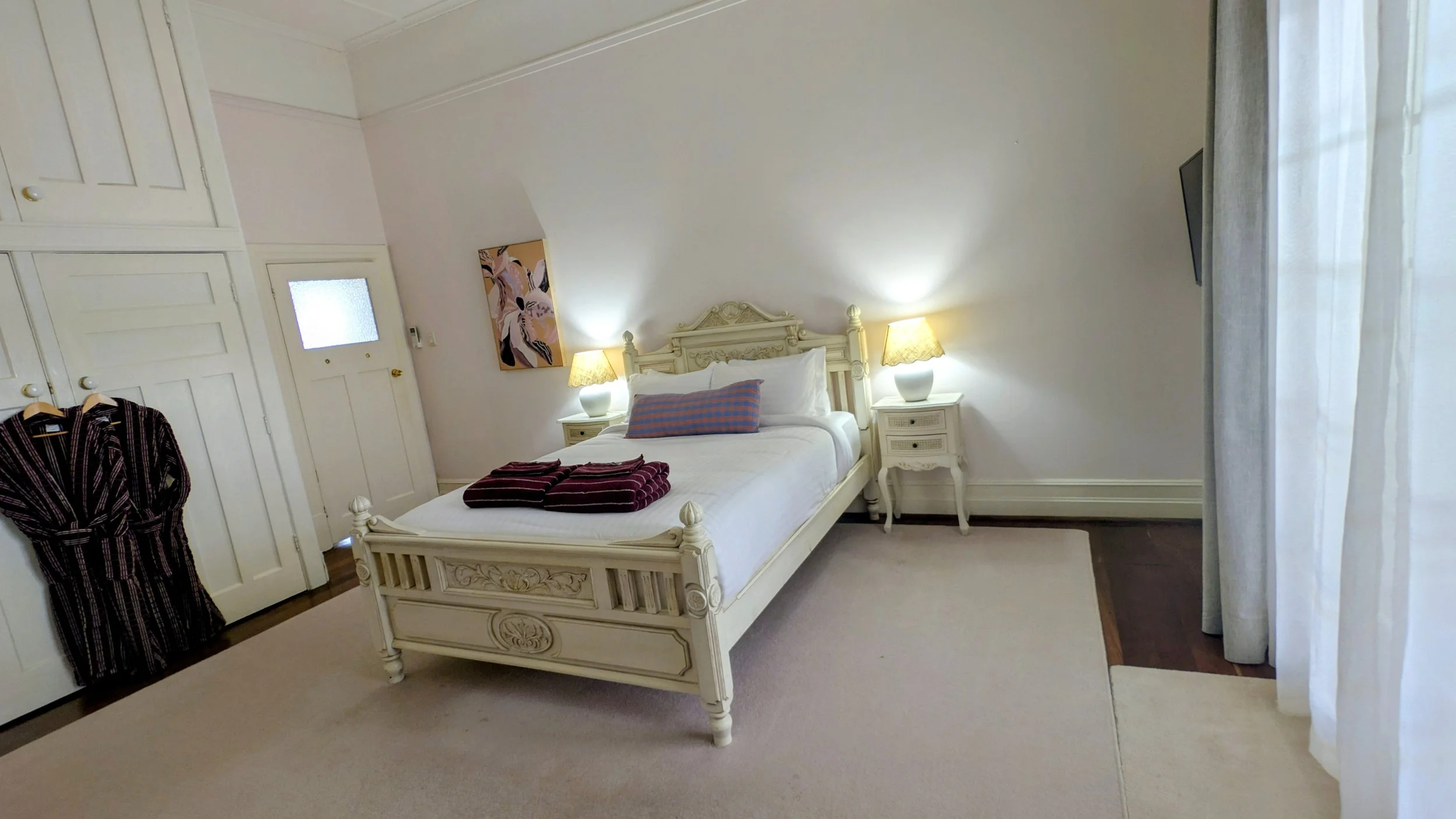 Heritage House: bedroom 1 (family suite) with smart TV, reverse cycle air conditioning & access to shared facilities. Queen bed with single bed in adjoining area