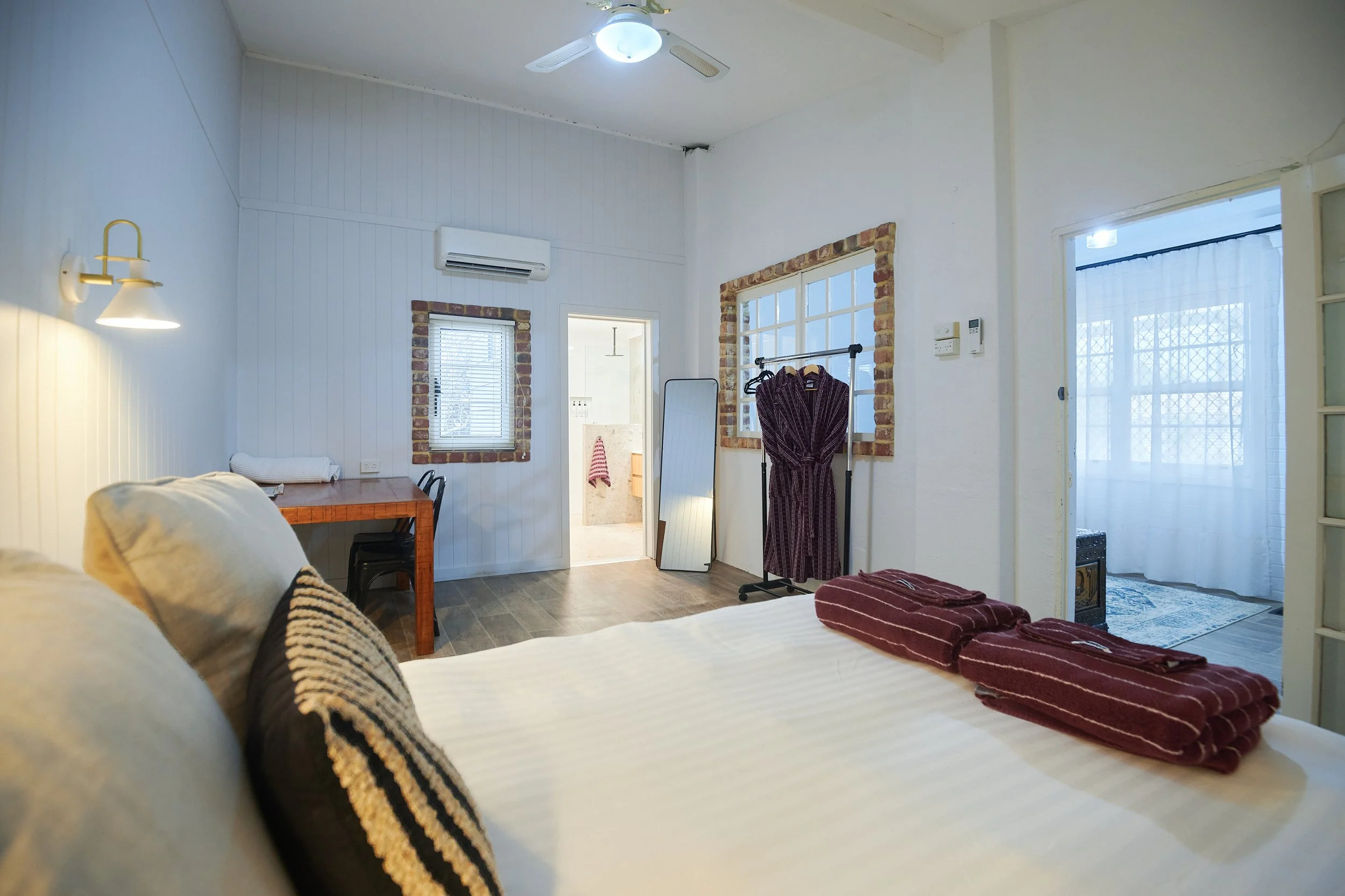 Private cottage - 1 x queen bed with reverse cycle air conditioning