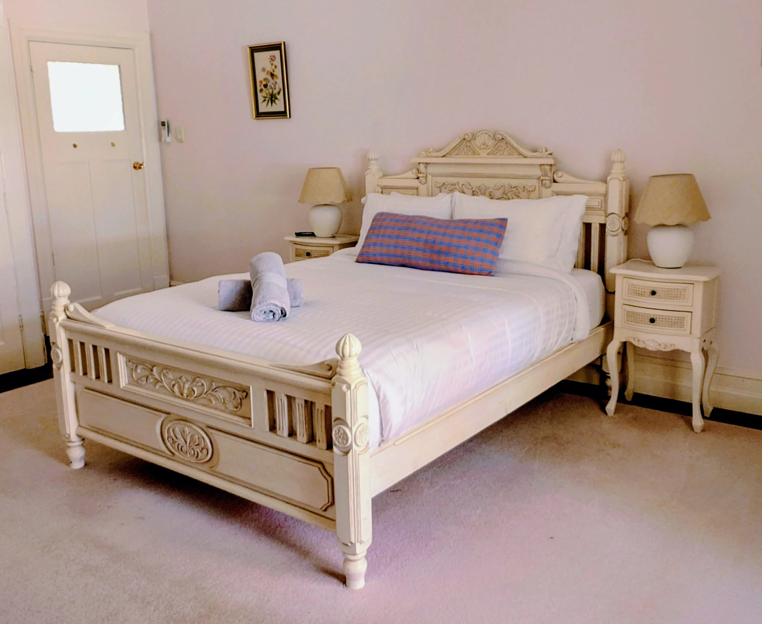 House section: bedroom 1 (family suite) with smart TV, reverse cycle air conditioning & access to shared facilities. Queen bed with single bed in adjoining area