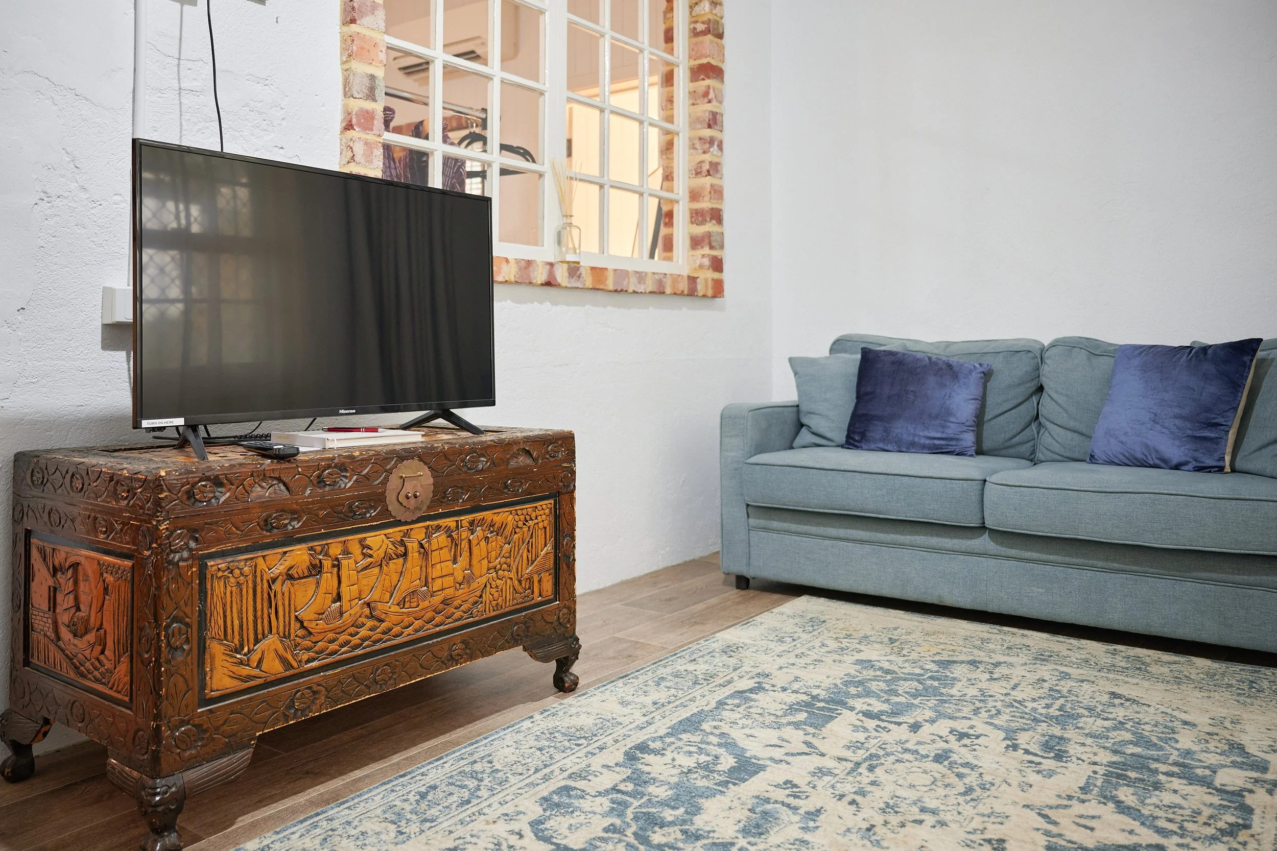 Private cottage - 1 x double sofa bed, kitchenette and smart TV in adjoining sitting area
