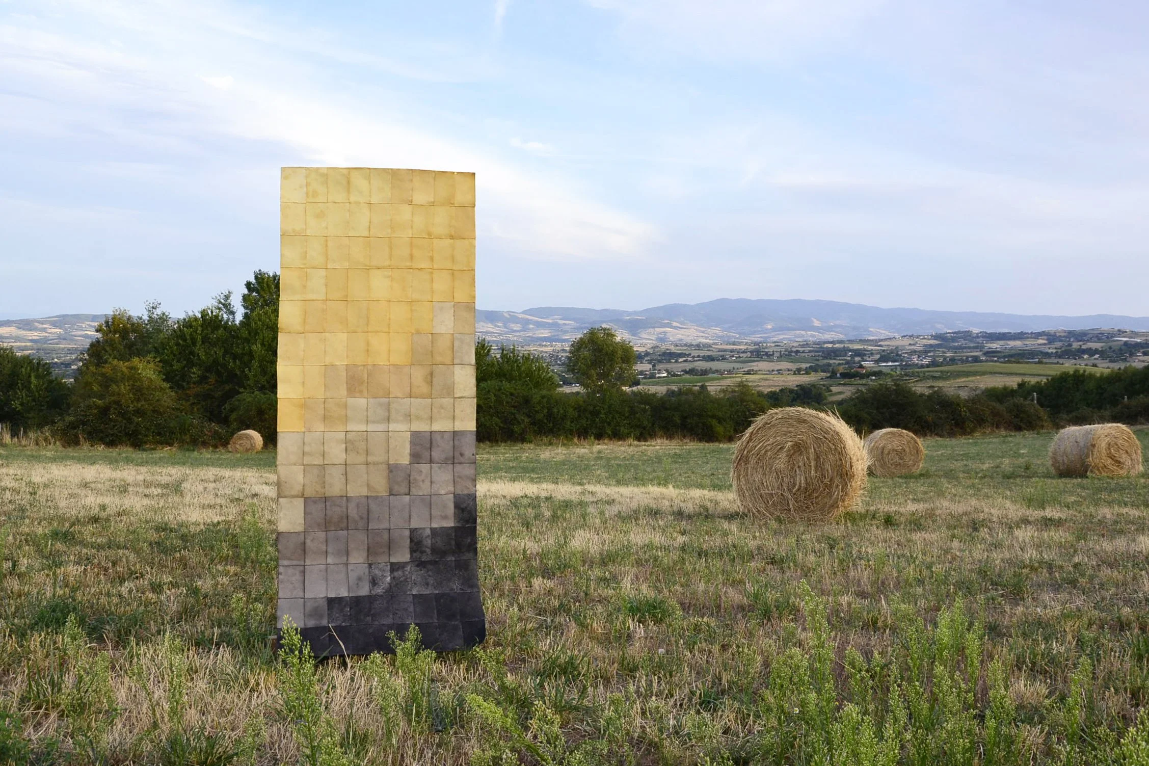 " Le combat de Déméter "
 - 2026 -
Fragments de papier khadi teintés avec des peaux de grenades glanées dans les jardins de la Fondation Bullukian à Lyon, variations de nuances obtenues par ajout progressif de fer. Composition cousue aux fils de coto