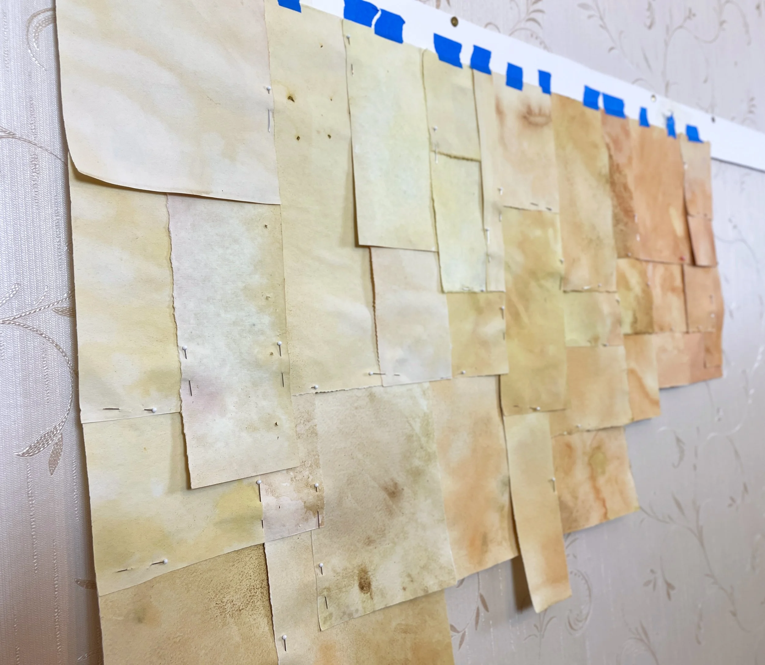 " Derniers instants de flamboyance ", Processus de composition des fragments de papiers colorés