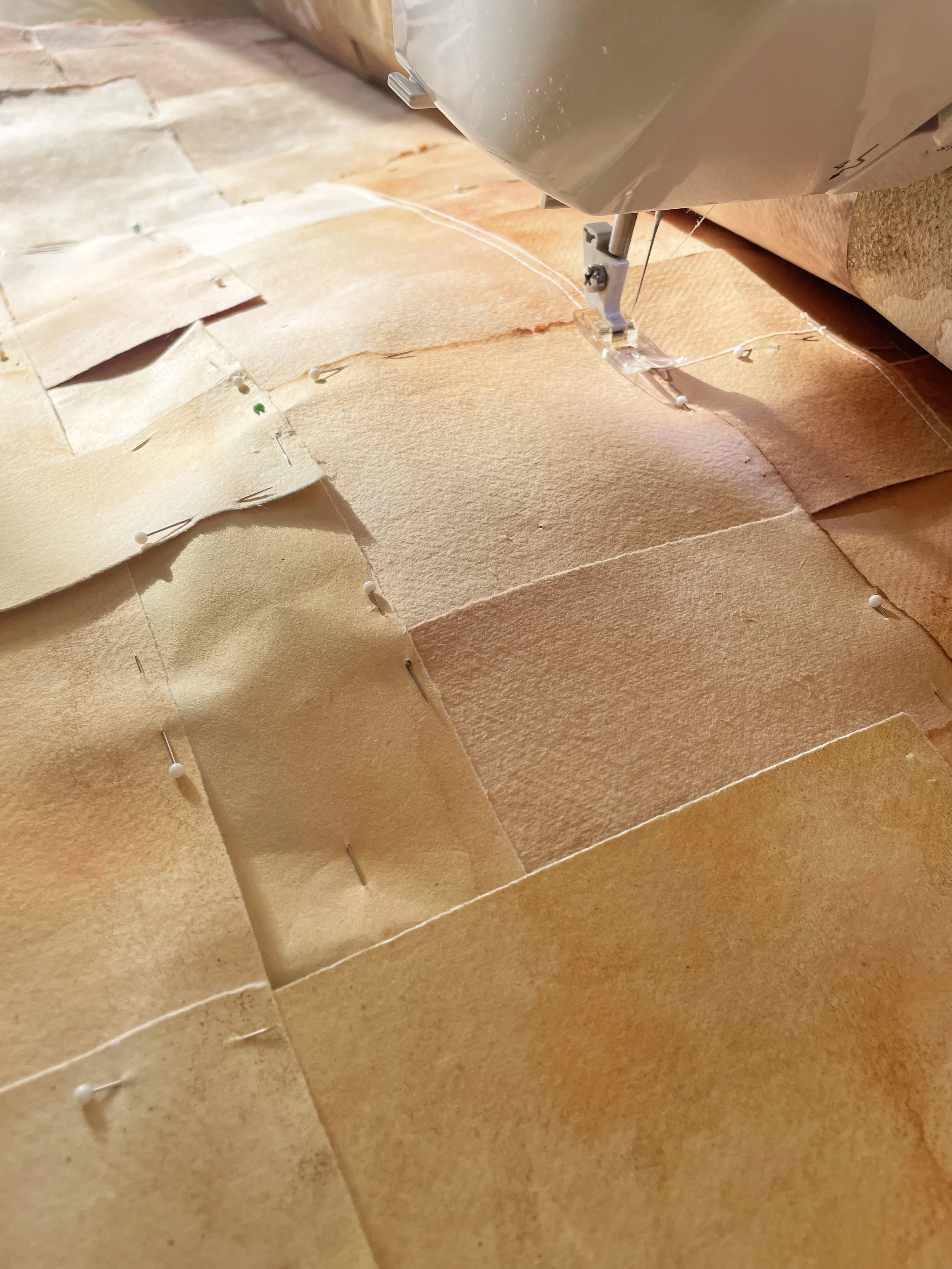 Assemblage des fragments de papier par couture à la machine