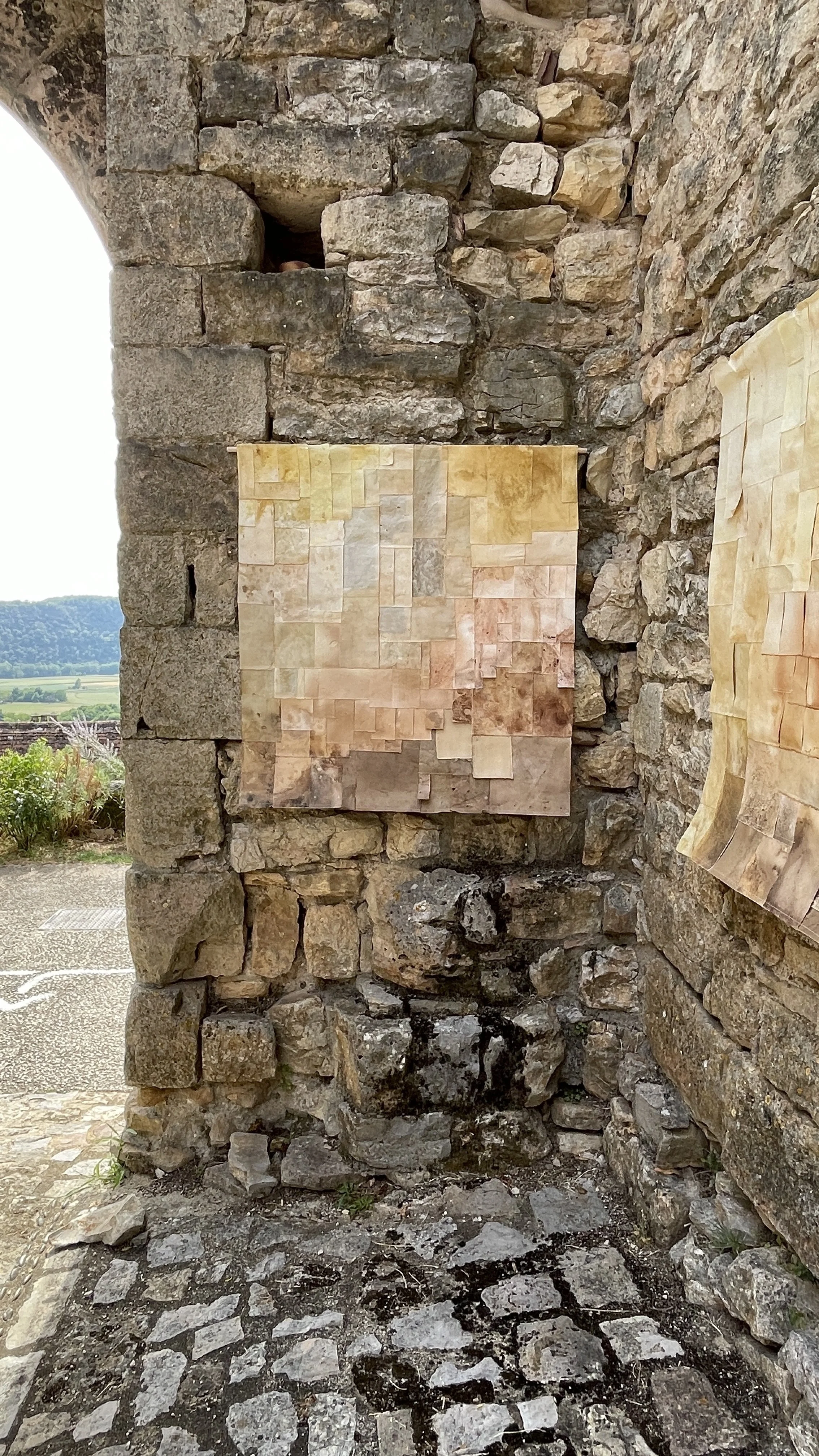 " Tout est plus silencieux " - Accrochage dans le village de Calvignac, Festival les Arts Perchés - juillet 2026