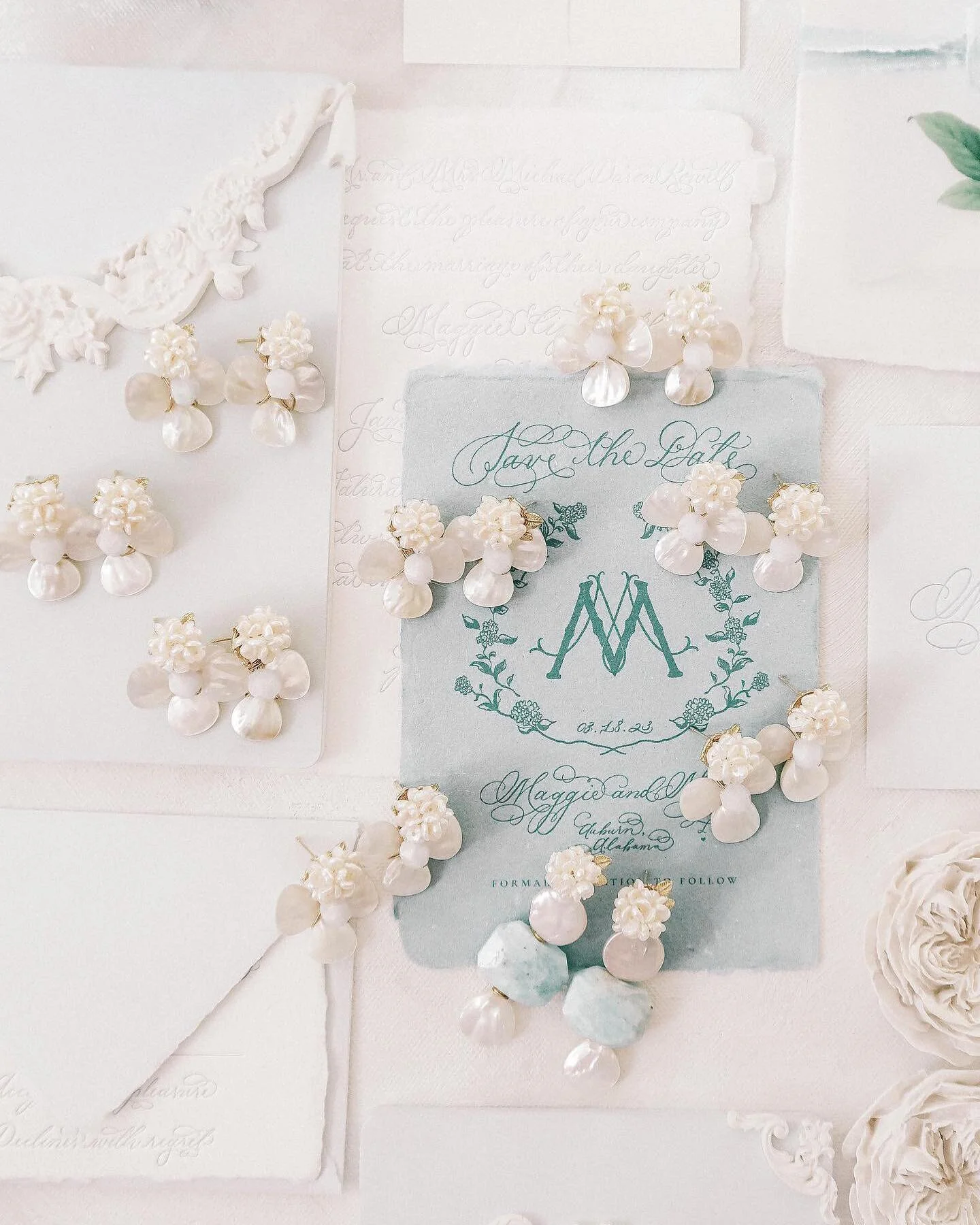 Custom save the dates to set the tone for a southern blue and white wedding 🤍