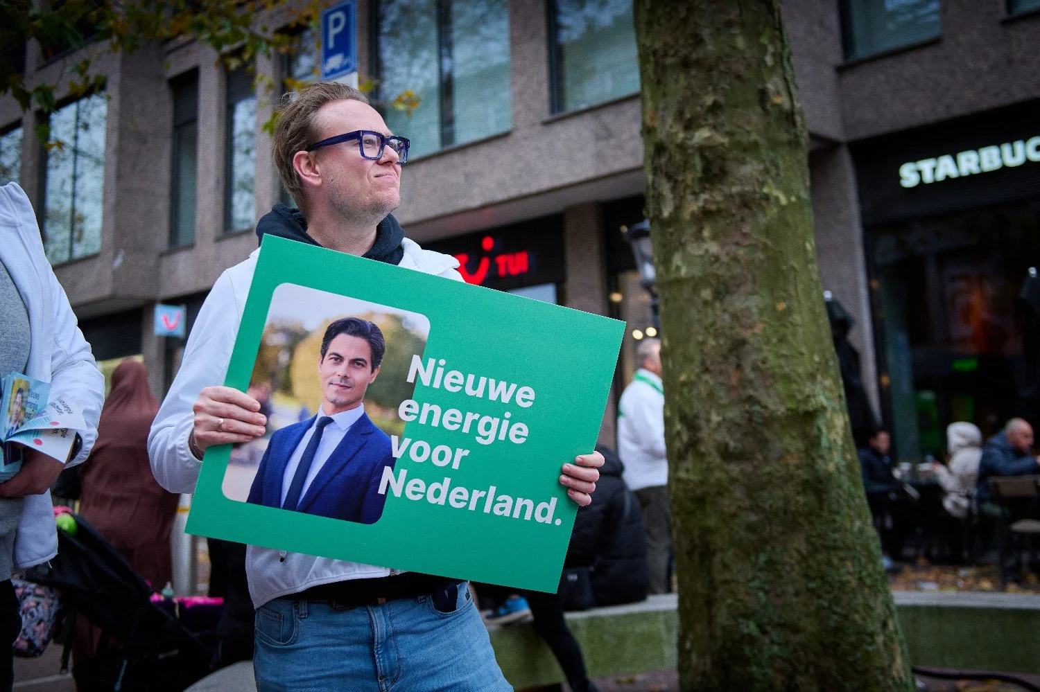 Benjamin Buurman houdt campagnebord vast met de tekst 'Nieuwe energie voor Nederland'.