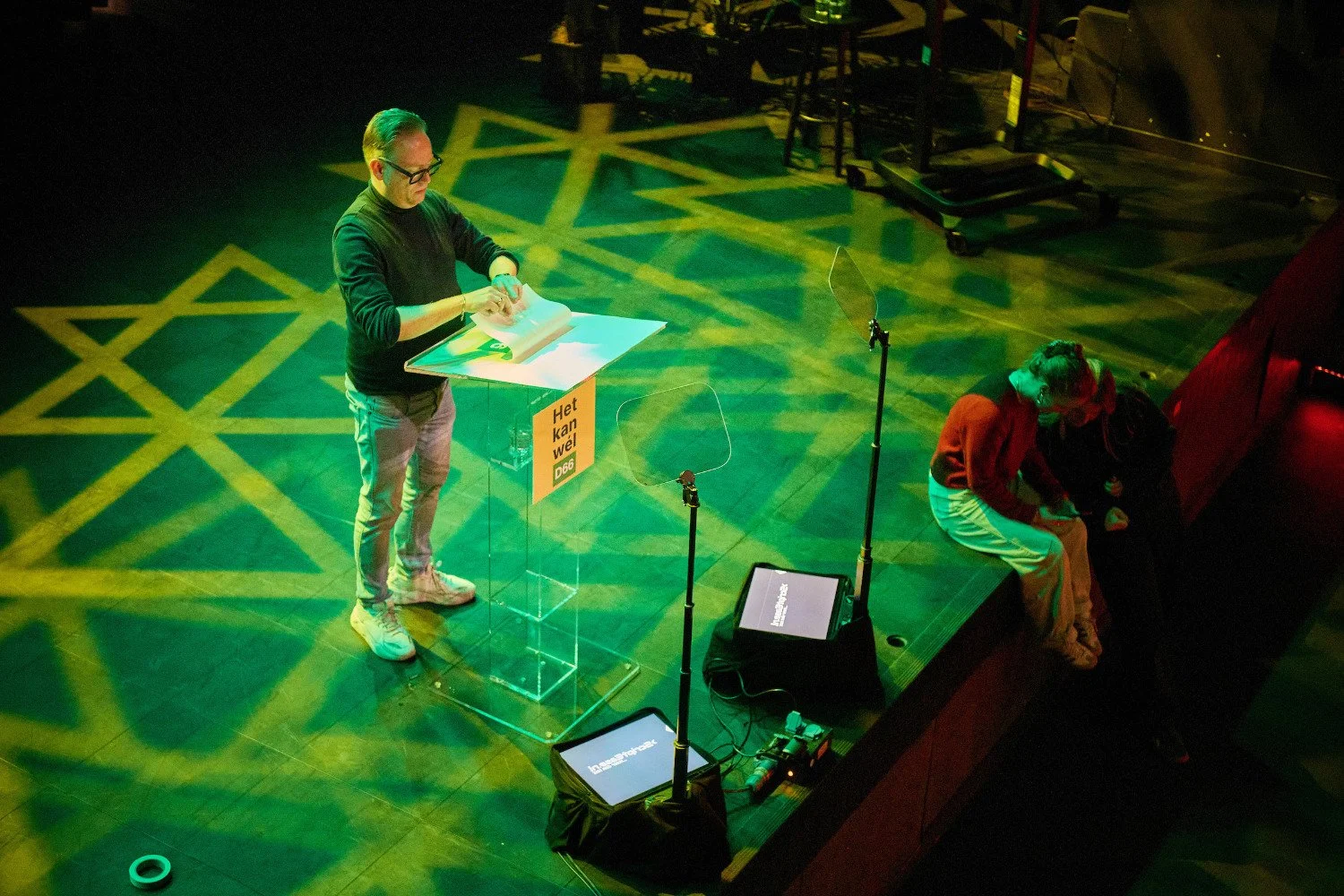 Benjamin Buurman maakt podium klaar voor partijleider Rob Jetten.