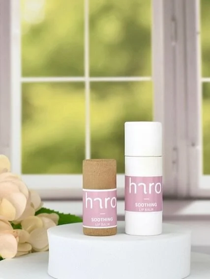 Den v&aelig;ldigt popul&aelig;re Soothing Lip Balm har taget lidt p&aring; her i sommervarmen. Den noget st&oslash;rre udgave f&aring;r man til samme pris. Men det er en kort forn&oslash;jelse, s&aring; fart p&aring;. 💄💋