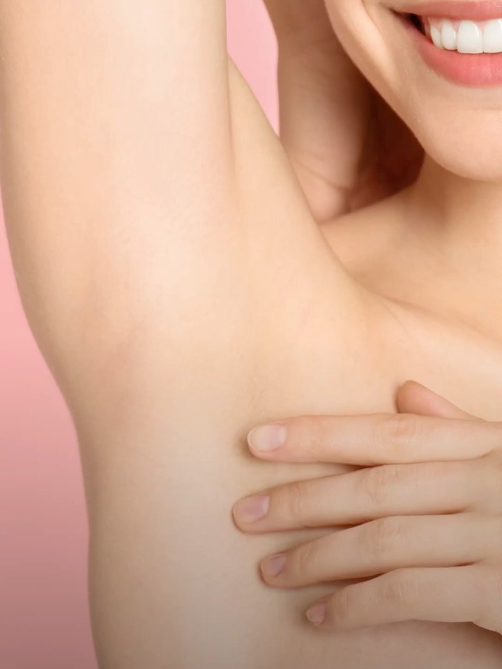 Jeg har forbedret opskriften p&aring; min naturlige creme-deodorant uden natron og aluminium, s&aring; den nu er silkebl&oslash;d at r&oslash;re ved og p&aring;f&oslash;re. Jeg er selv overrasket over hvor l&aelig;kkert fugtet huden f&oslash;les bage